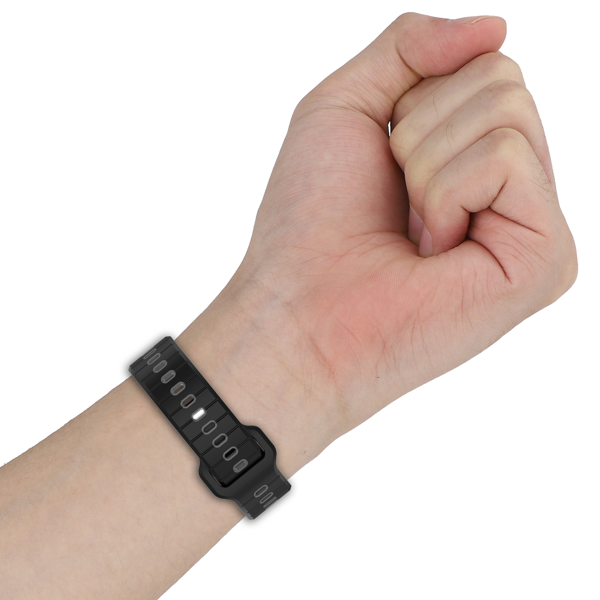 Ein Handgelenk mit einem schwarzen Uhrenarmband. Das Armband hat rechteckige Aussparungen.