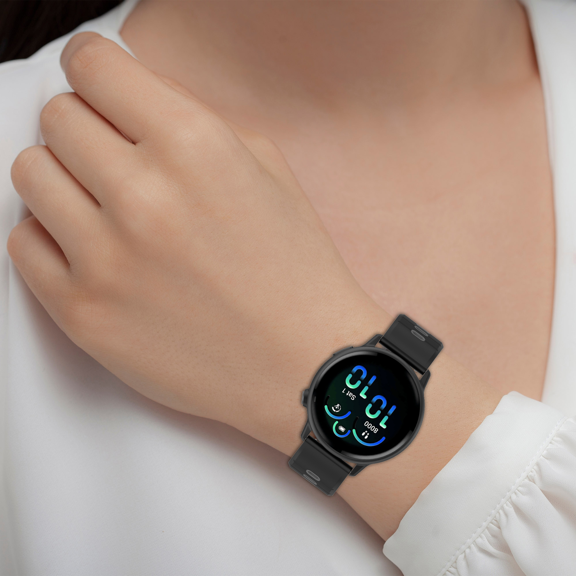 Das Handgelenk einer Frau mit einer Smartwatch, die die Uhrzeit anzeigt. Die Uhr hat ein schwarzes Armband.