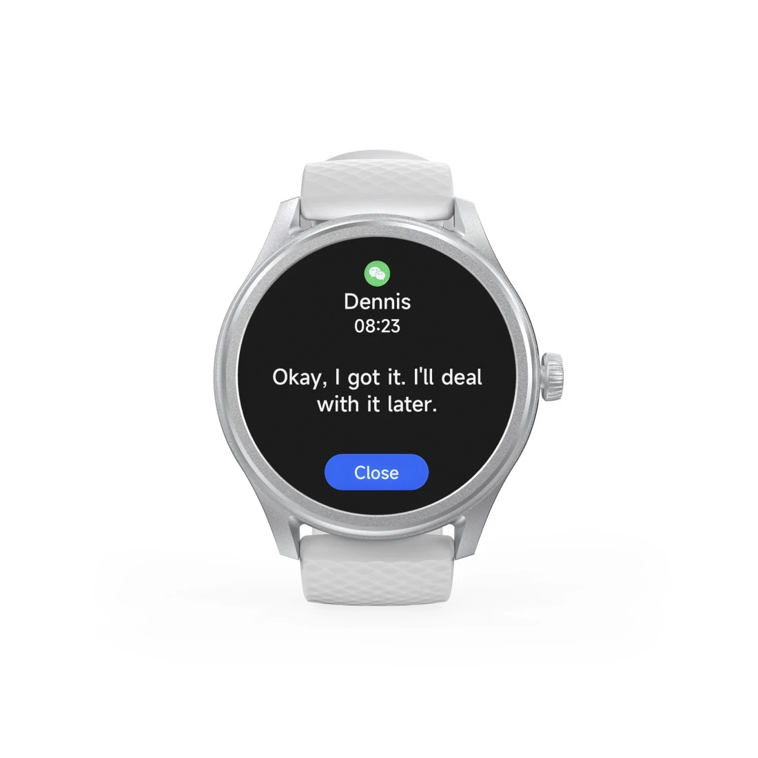 Een zilveren smartwatch met een witte band. Het scherm toont een melding van Dennis. De achtergrond is wit.