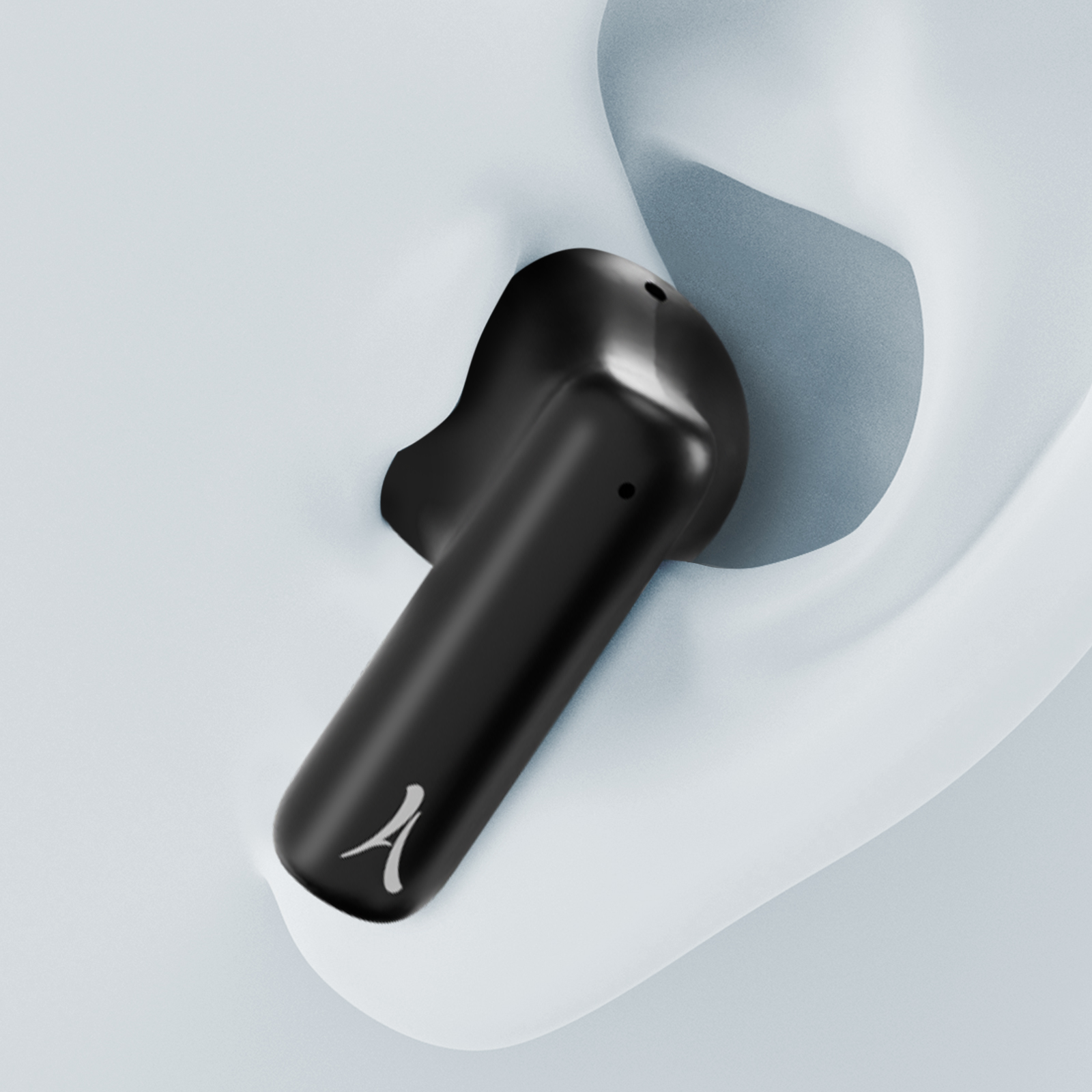 Un écouteur noir dans une oreille. Une oreille blanche est visible. Fond blanc.