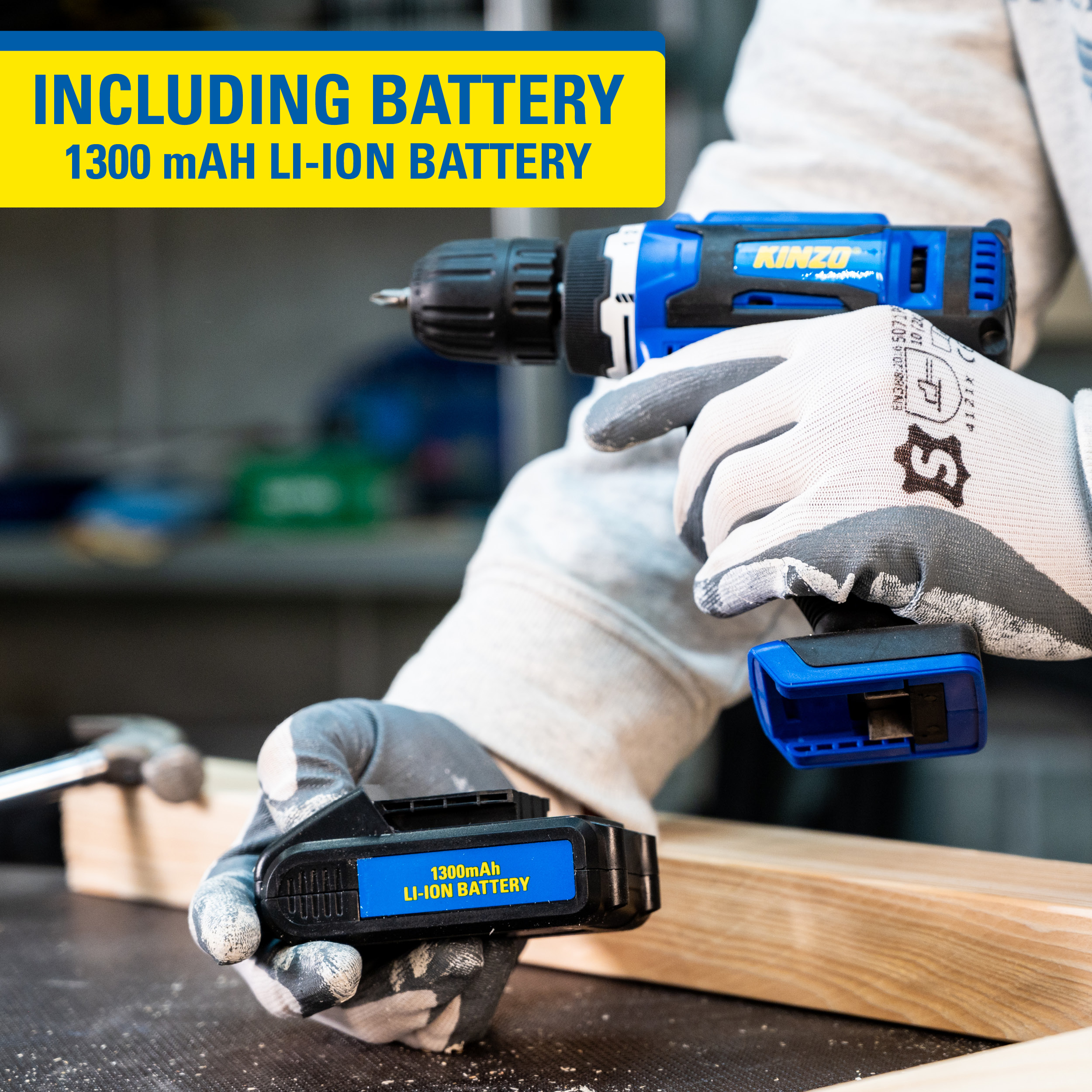 Een man die een boor en een batterij vasthoudt. Tekst zegt inclusief batterij 1300 mAh Li-ion batterij.