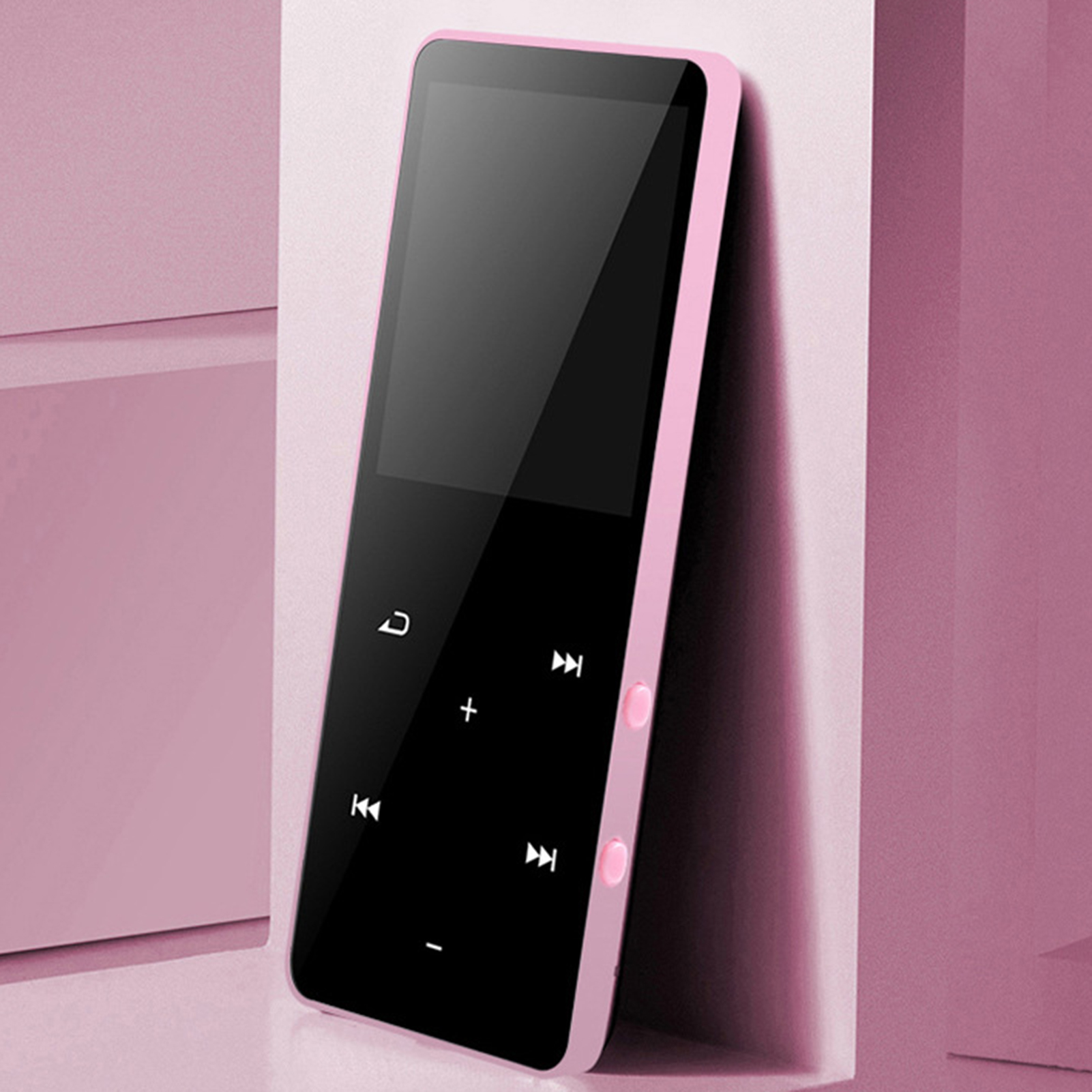 Ein rosafarbener MP3-Player mit schwarzem Bildschirm, lehnt an rosa Oberfläche. Mit Steuerelementen.