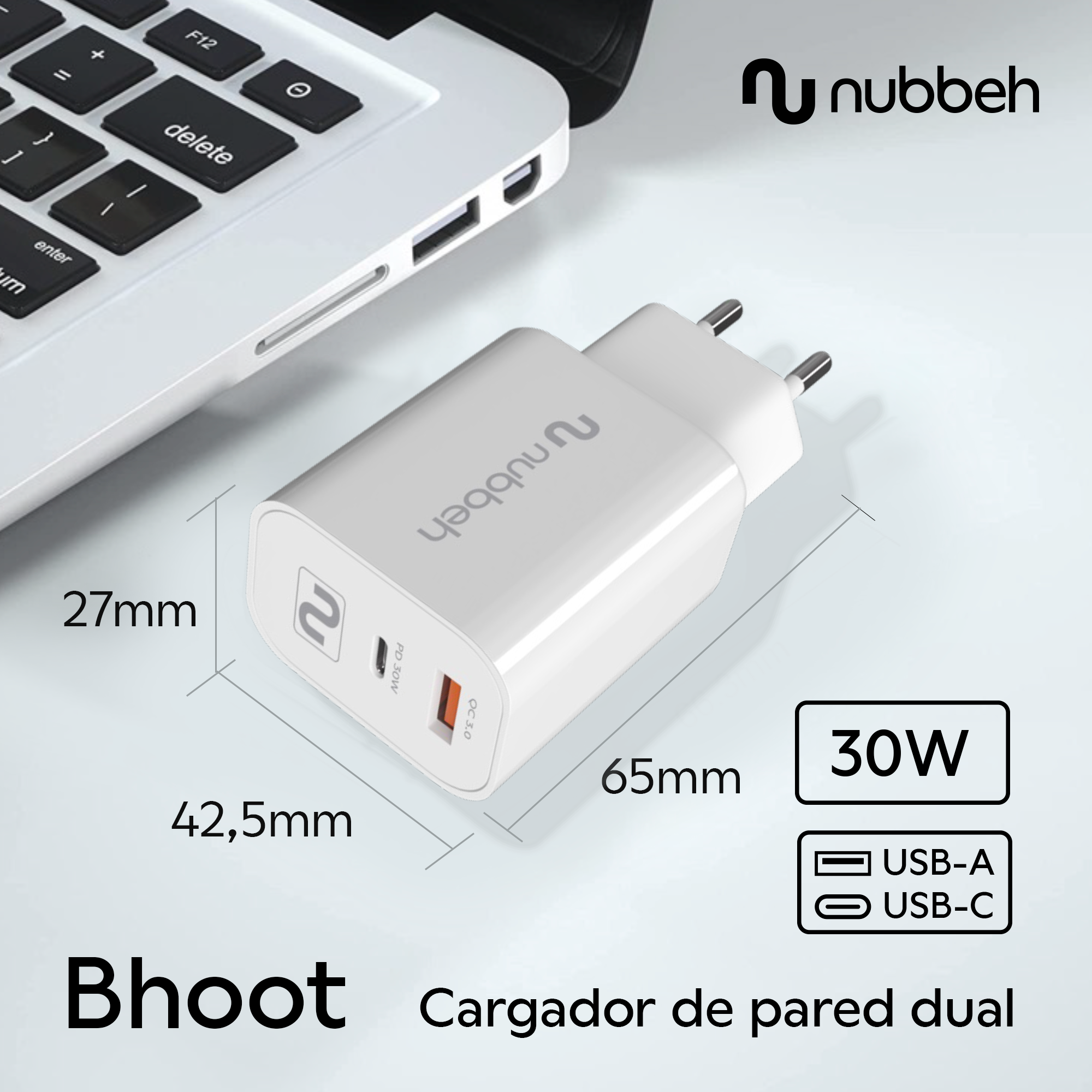 Cargador blanco de doble puerto. 30W, USB-A, USB-C. Teléfono y portátil en el fondo.