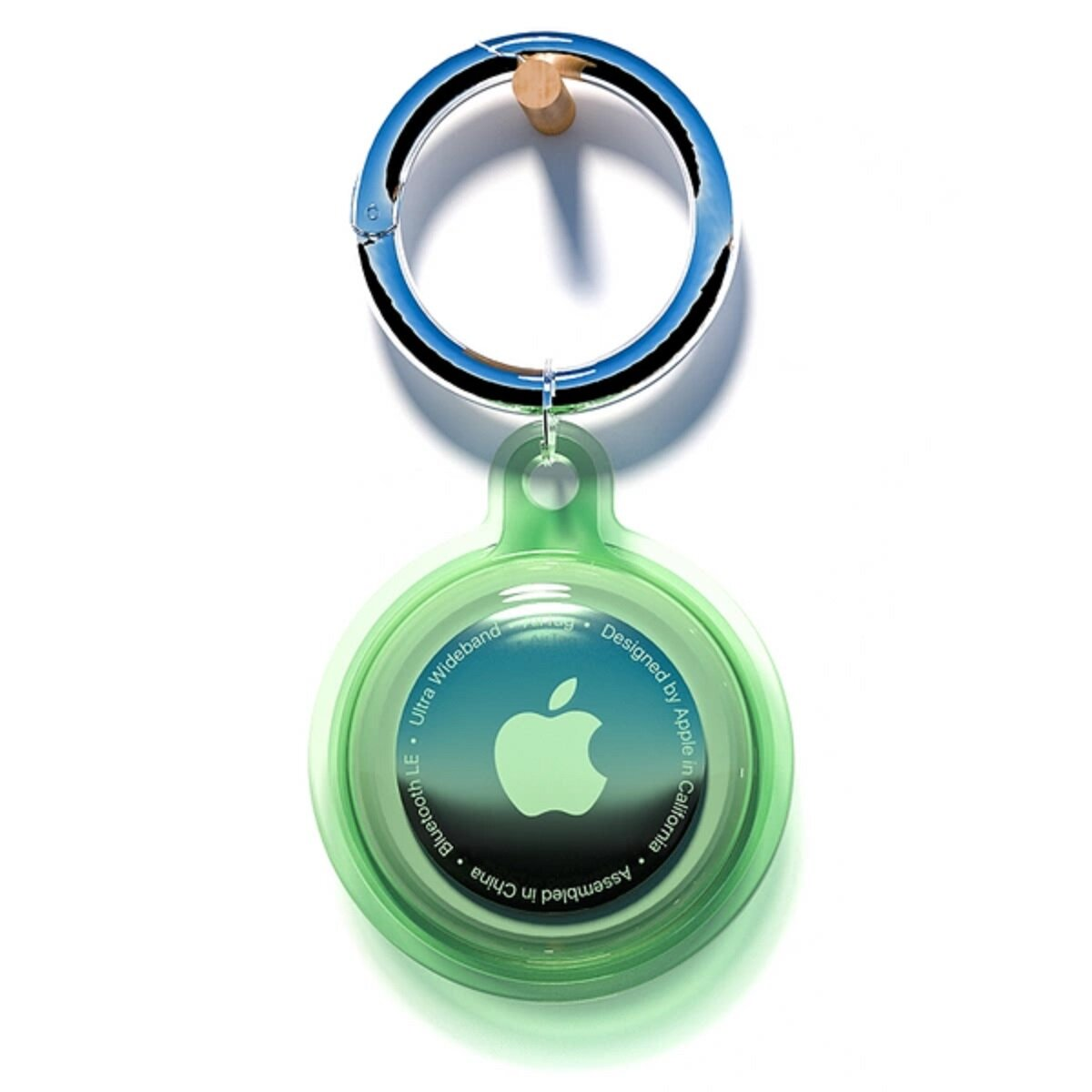 Grünes Apple AirTag mit silbernem Schlüsselring. Weißer Hintergrund.