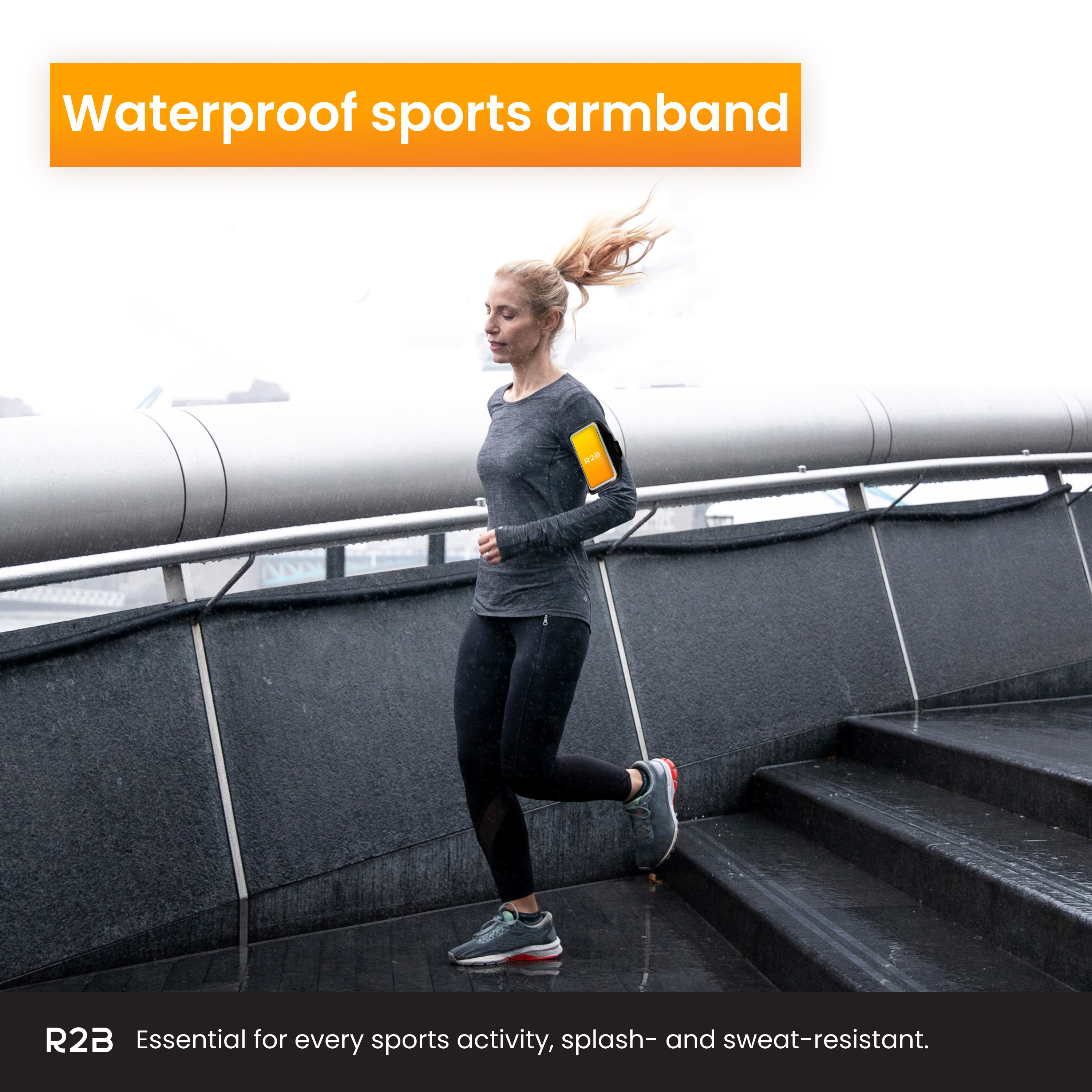 Vrouw rent met sportarmband. Grijze top, zwarte leggings. Achtergrond is nat beton.
