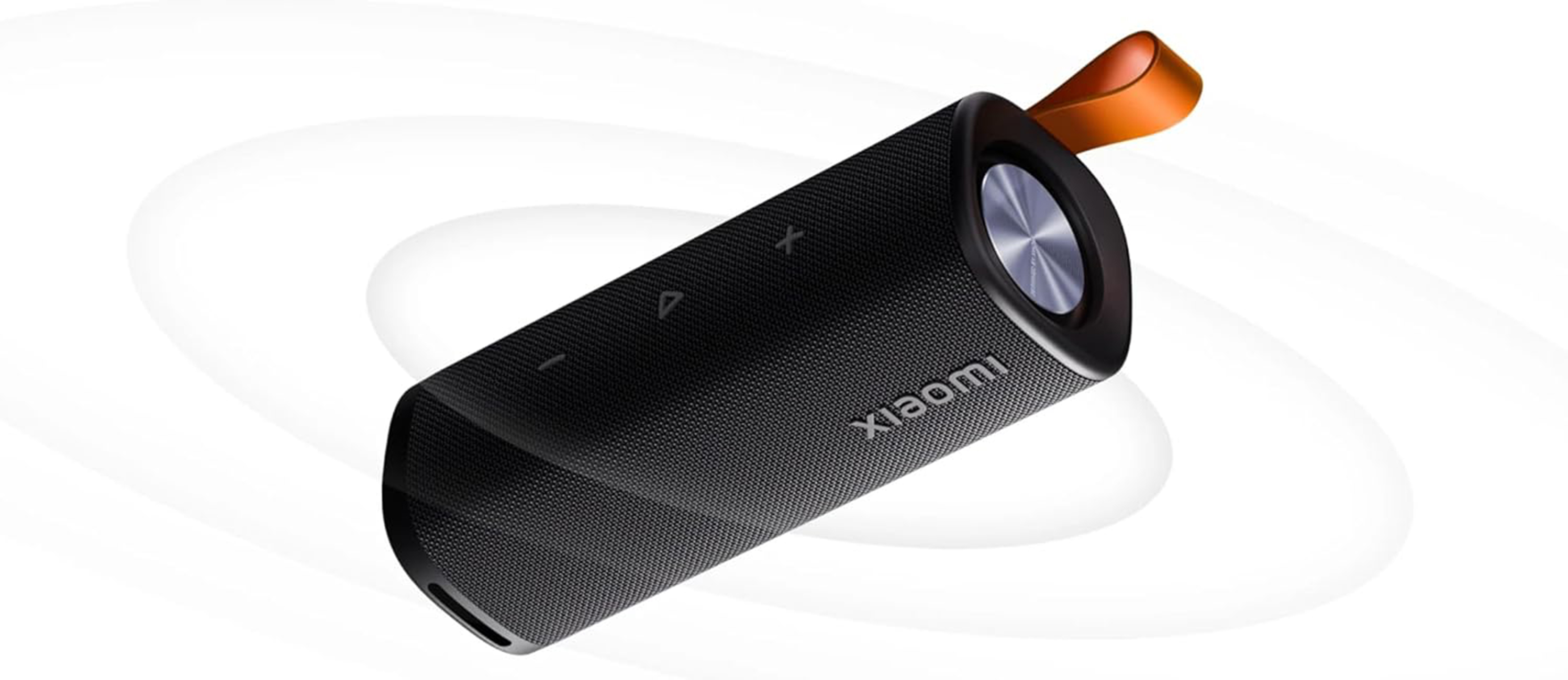 Czarny głośnik Xiaomi z pomarańczowym paskiem, w białym, okrągłym wzorze.