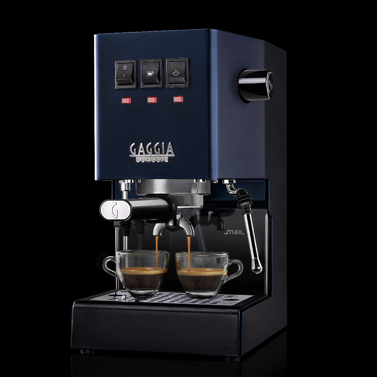 Blauwe Gaggia Classic espressomachine. Twee kopjes vullen zich met koffie tegen een zwarte achtergrond.
