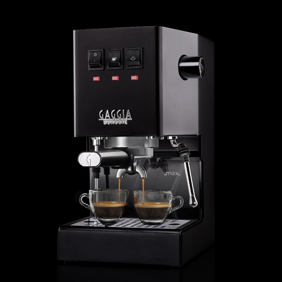 Czarny ekspres do kawy Gaggia Classic parzący kawę do dwóch przezroczystych szklanek na czarnym tle.
