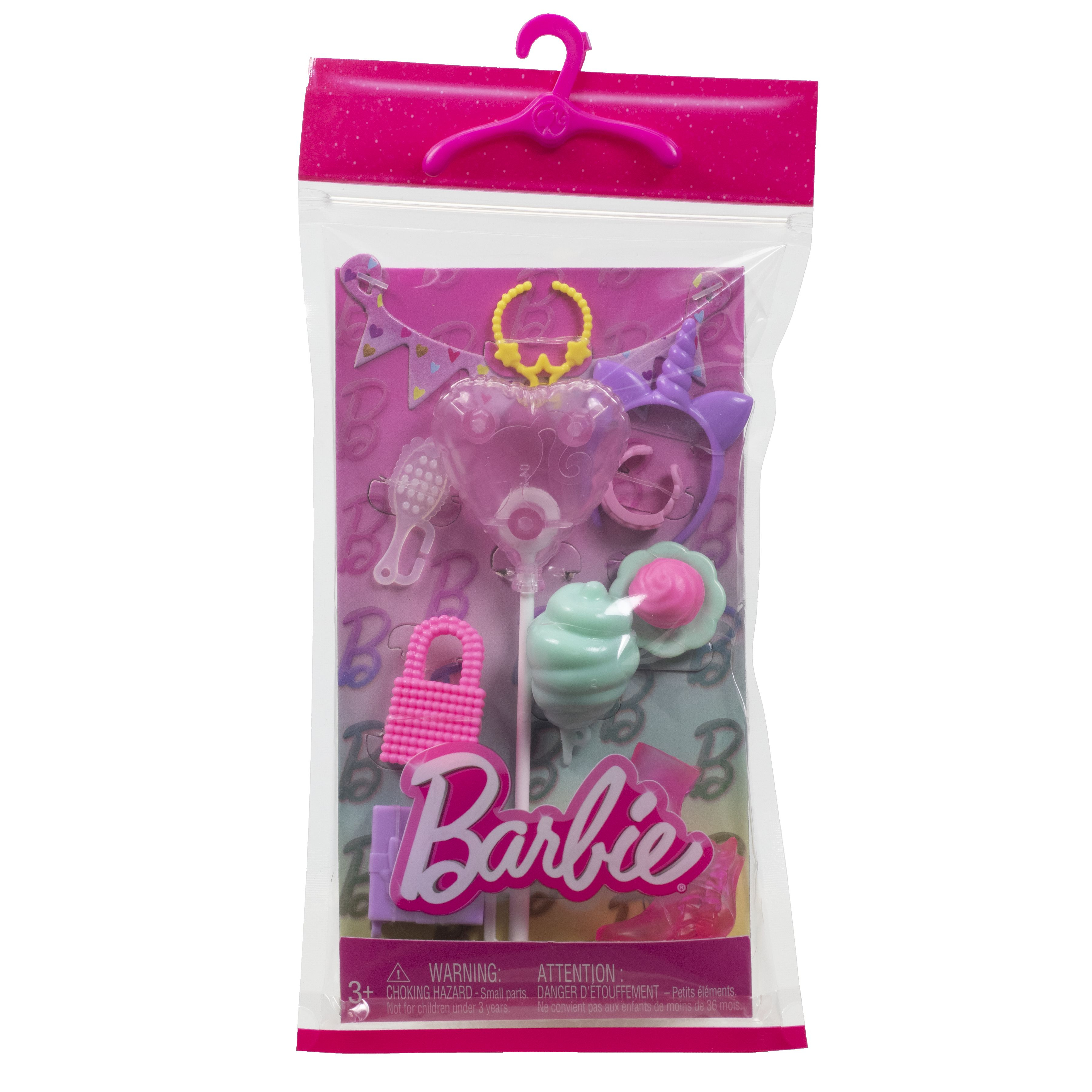 Ein Barbie-Zubehör-Set in einer transparenten Plastiktüte mit rosa Aufhänger. Enthält Spielzeug wie Kamm und Geldbörse.