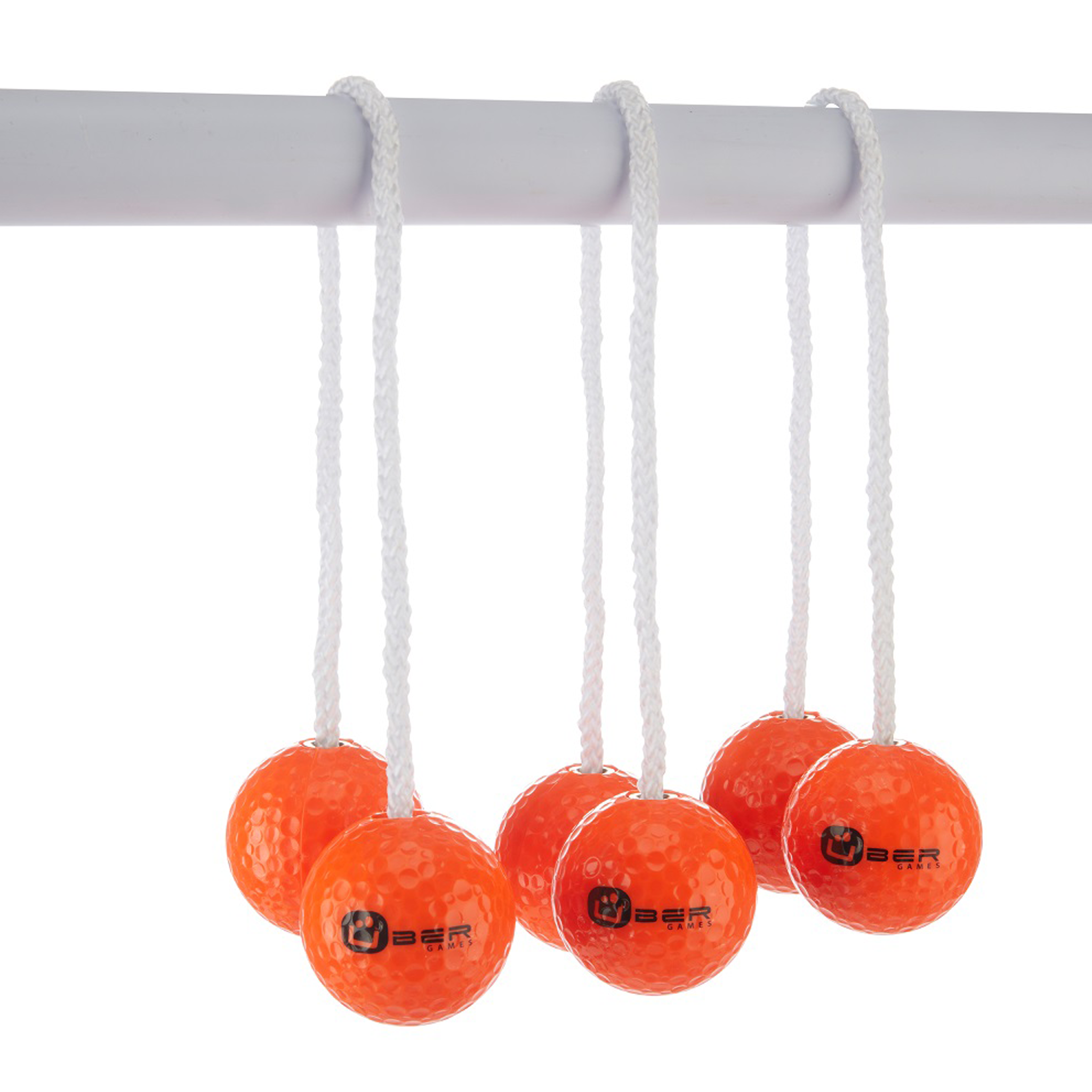 Sechs orangefarbene Bälle an weißen Schnüren, die von einer weißen Stange hängen. Die Bälle haben Logos.