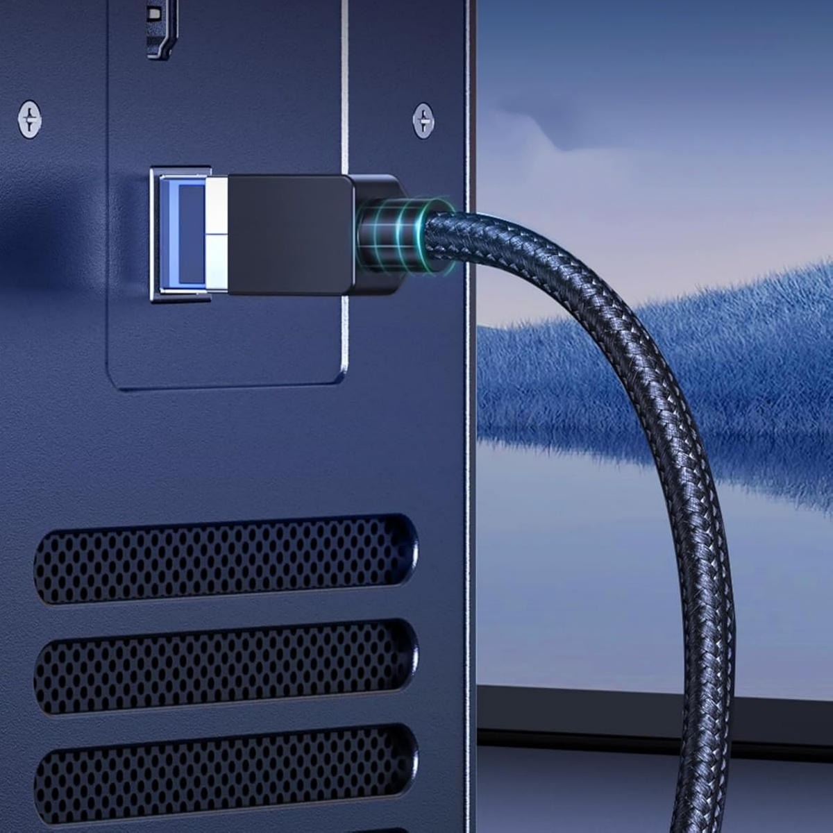 USB-C-Kabel, das in einen Computer eingesteckt ist, schwarz mit blauem Licht. Dunkler Hintergrund.