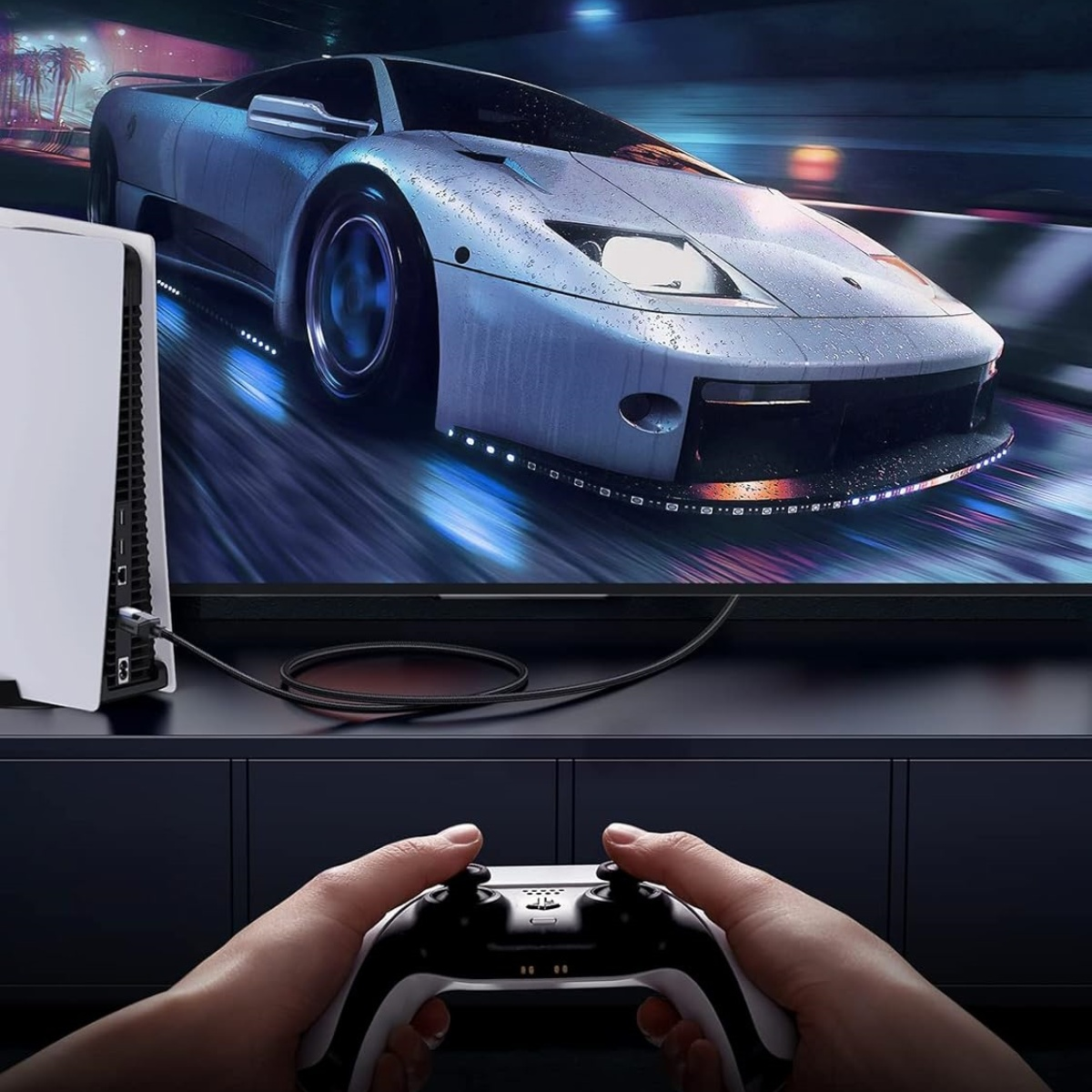 Hände, die einen Controller vor einem Fernseher mit einem Autorennen-Spiel halten.