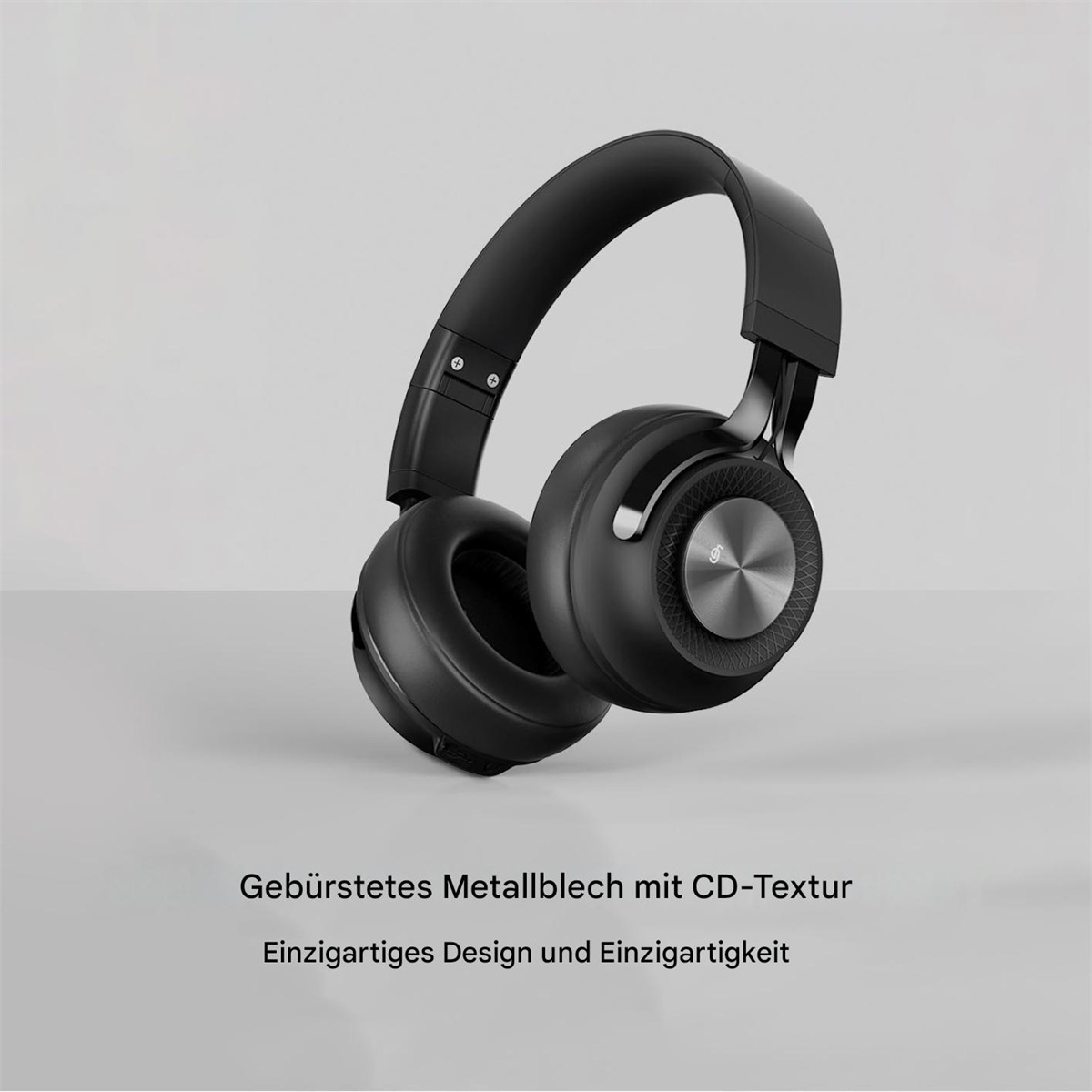 Schwarze Kopfhörer mit Metalldetail auf grauem Hintergrund. Der Text unten lautet 'Gebürstetes Metallblech mit CD-Textur'.