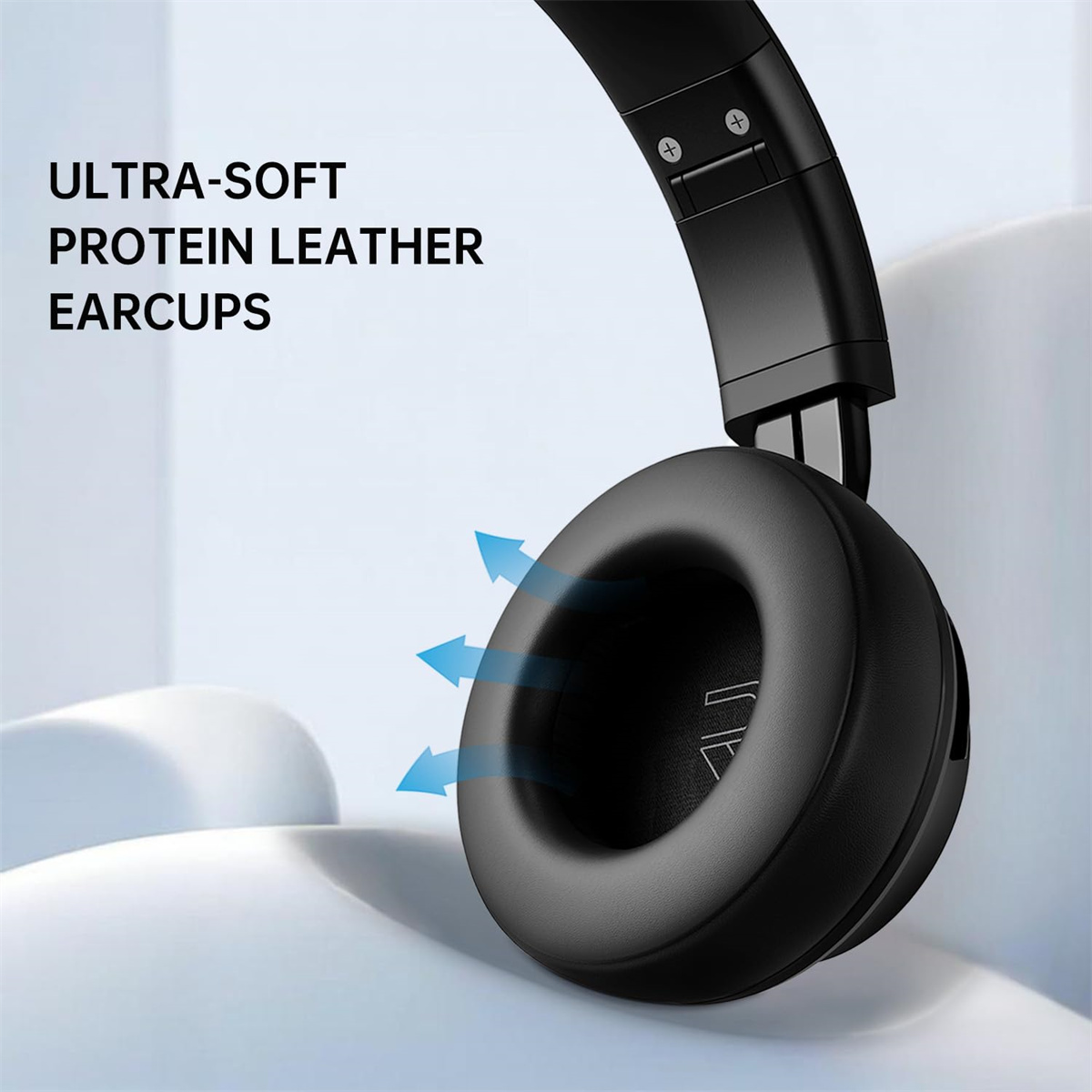 Nahaufnahme der Ohrmuschel schwarzer Kopfhörer. Text zeigt 'Ultra-Soft Protein Leather Earcup'.