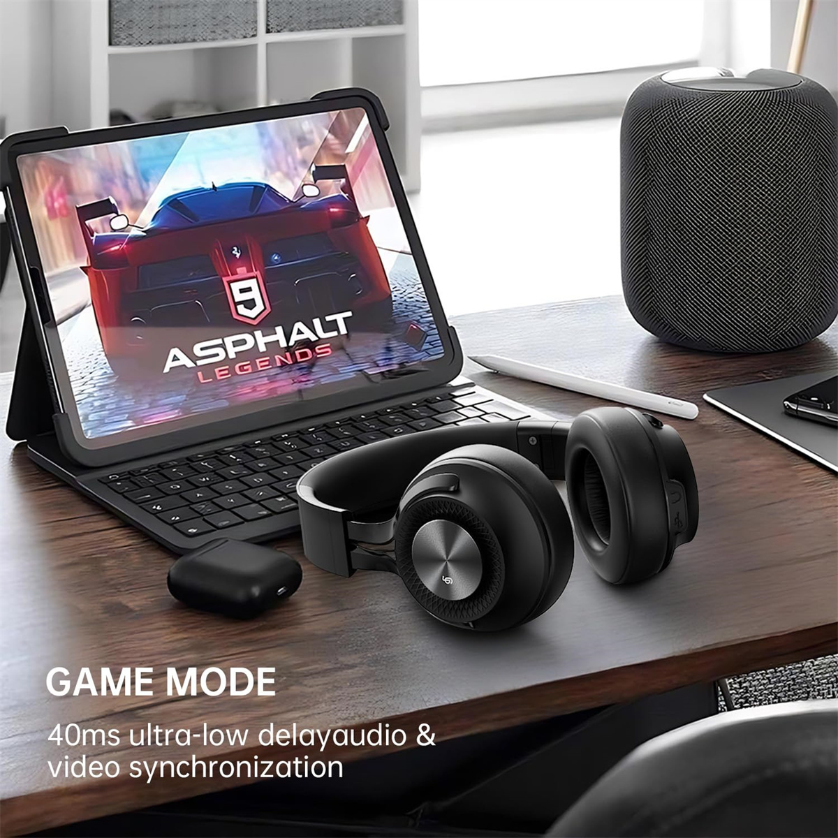 Ein Tablet mit Rennspiel auf einem Schreibtisch. Kopfhörer und Lautsprecher sind ebenfalls vorhanden. Text: GAME MODE.
