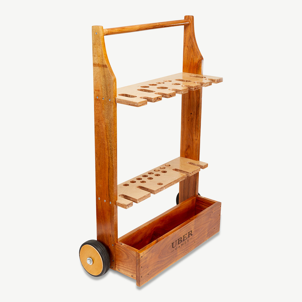Ein Golfschläger-Rack aus Holz mit mehreren Löchern für Schläger und einer Aufbewahrungsbox darunter.