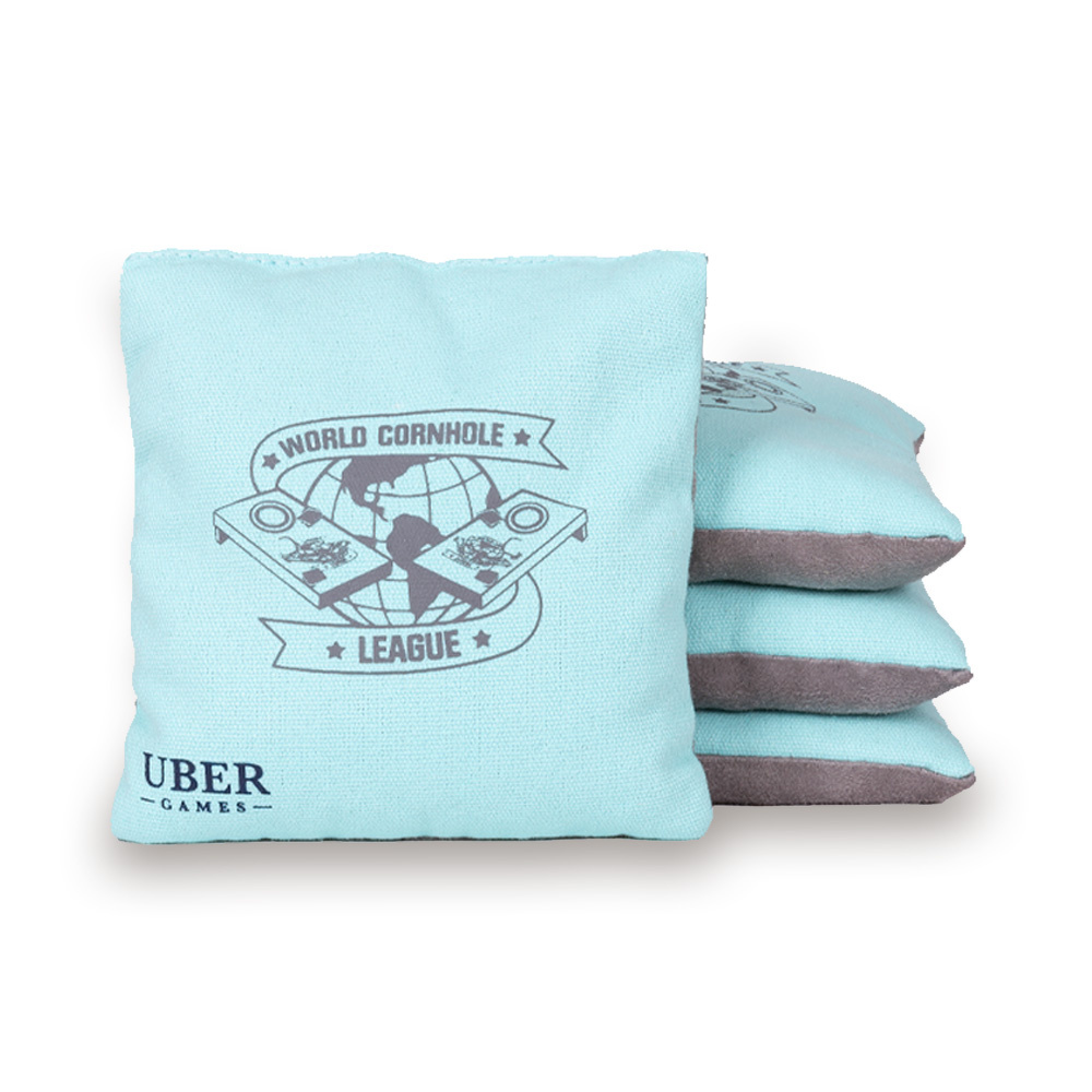 Drei Cornhole-Taschen gestapelt. Jede ist hellblau mit grauem Rand und einem Logo mit der Aufschrift „World Cornhole League“.