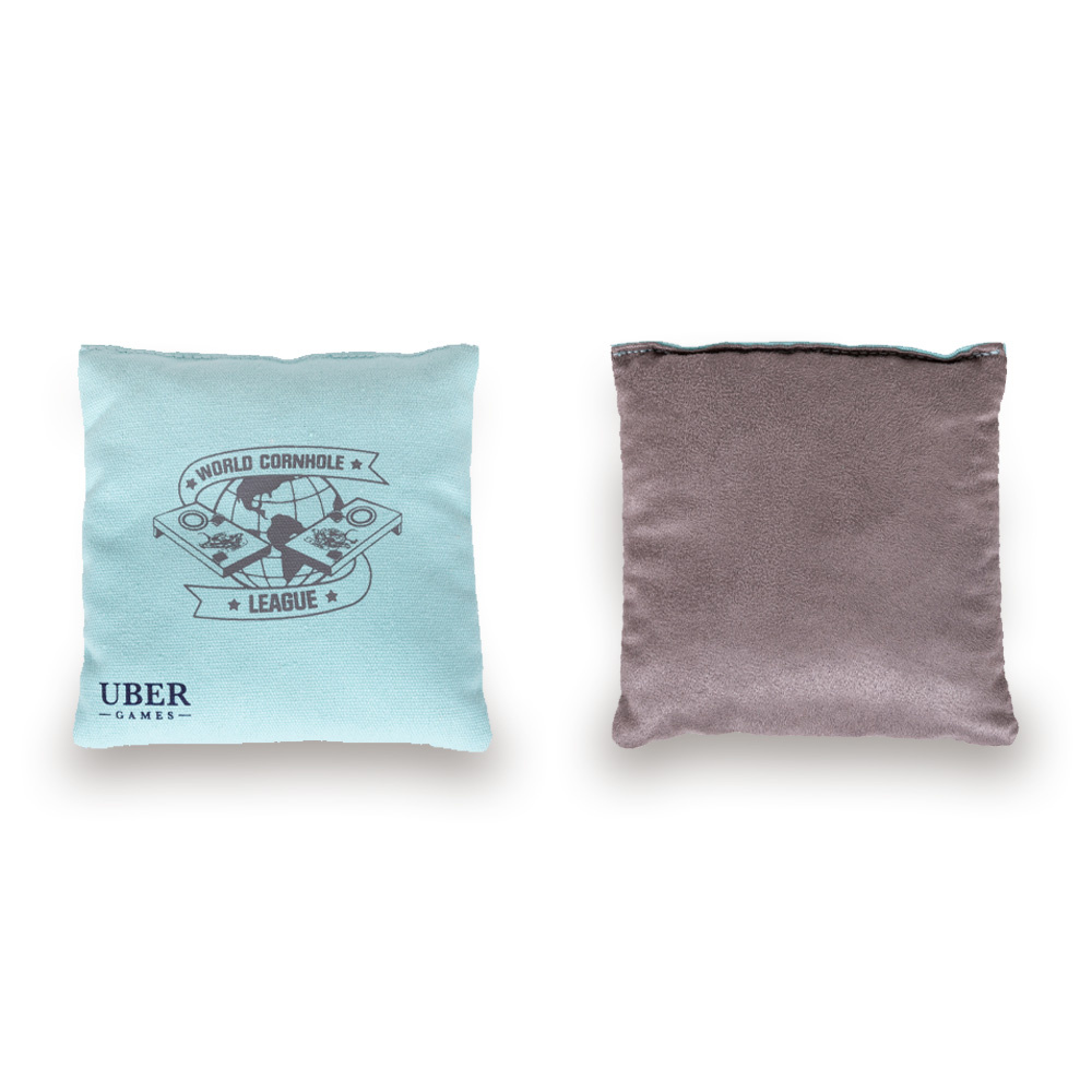 Zwei Cornhole-Taschen nebeneinander. Einer ist hellblau mit Logo, der andere grau. Beide haben das „Uber Games“-Logo.