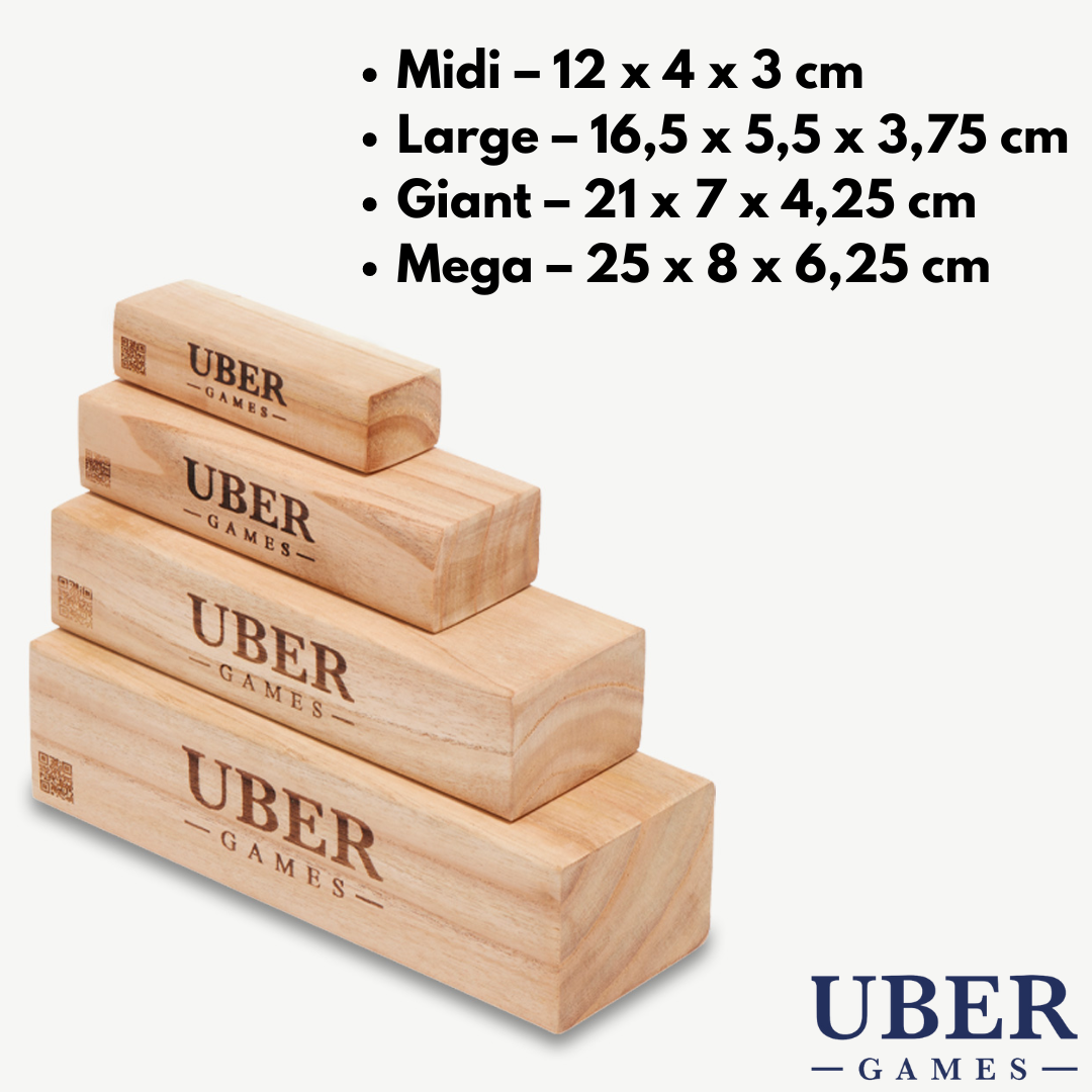 Vier Holzblöcke, jeweils mit „Uber Games“ beschriftet und in verschiedenen Größen. Für jeden Block sind die Abmessungen angegeben.