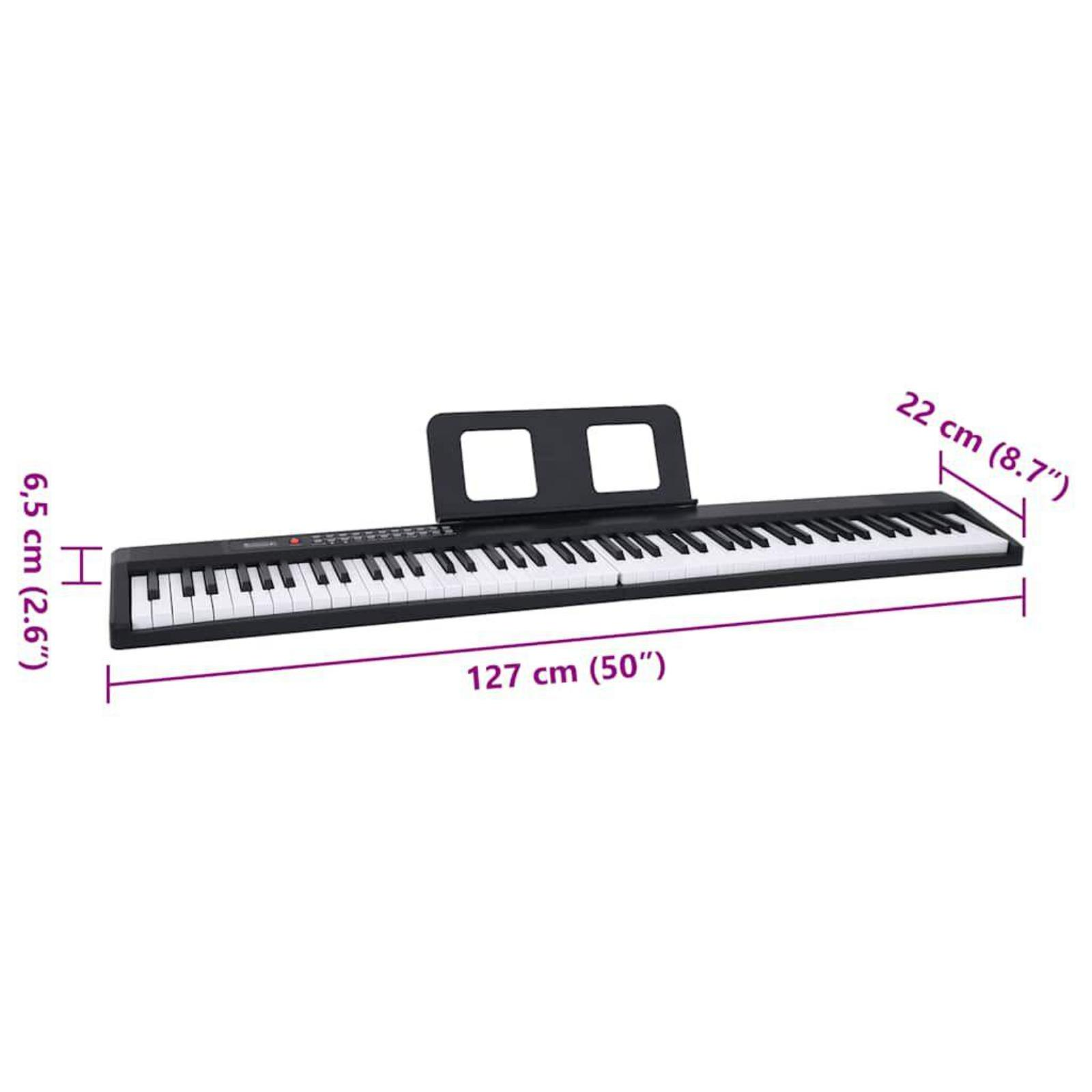 Ein schwarzes Digitalpiano mit weißen Tasten, Ständer und beschrifteten Abmessungen. Weißer Hintergrund.