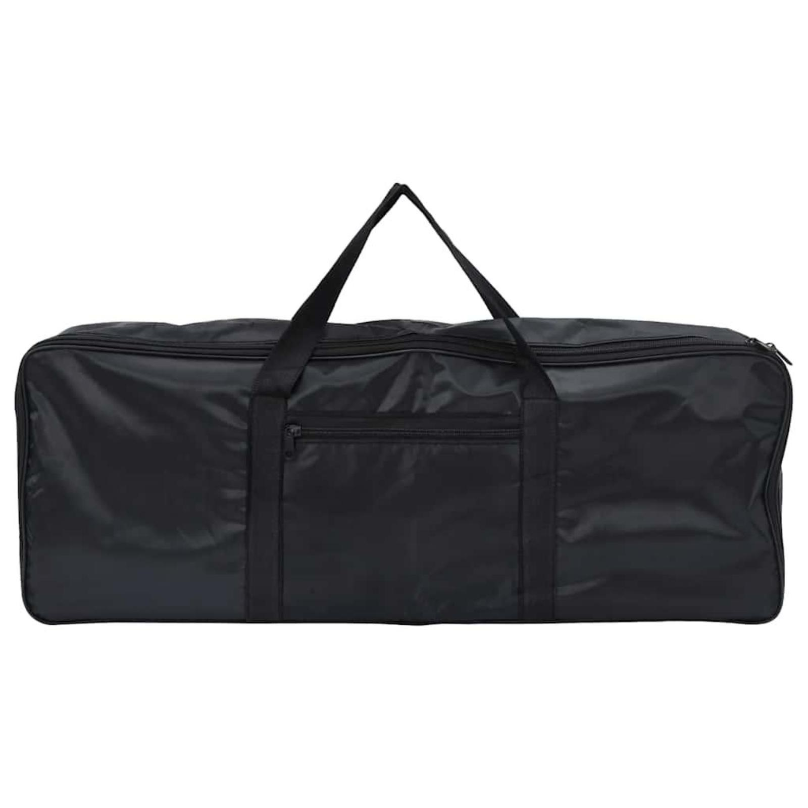 Eine lange, schwarze, rechteckige Tasche mit Reißverschluss. Weißer Hintergrund.