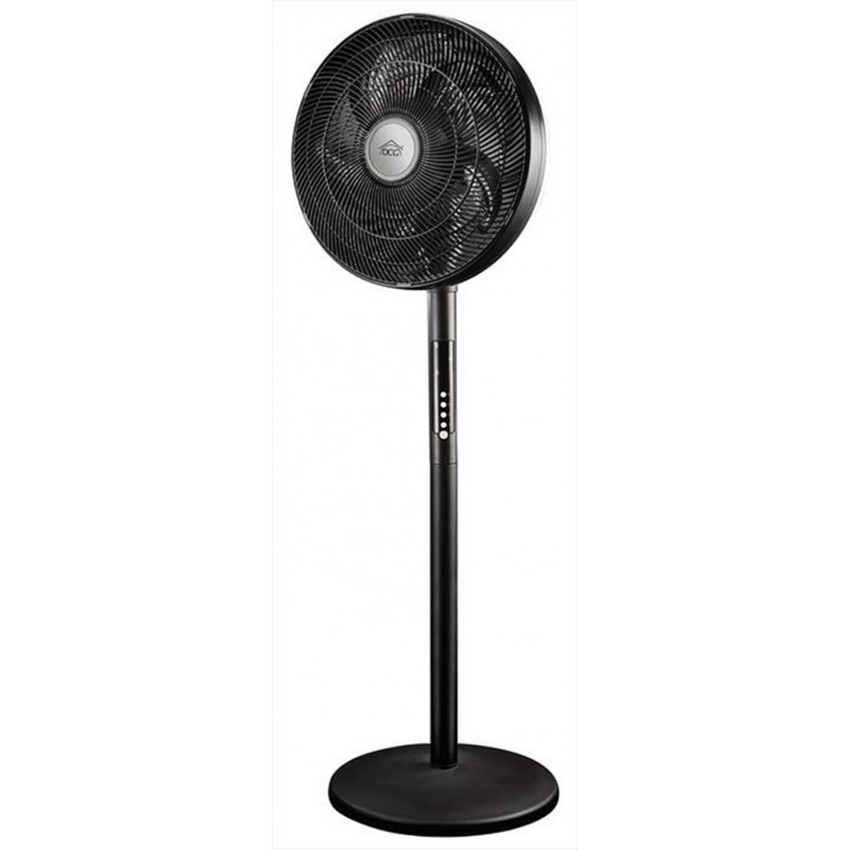 Un ventilatore da terra nero con base circolare e pannello di controllo. Sfondo bianco.