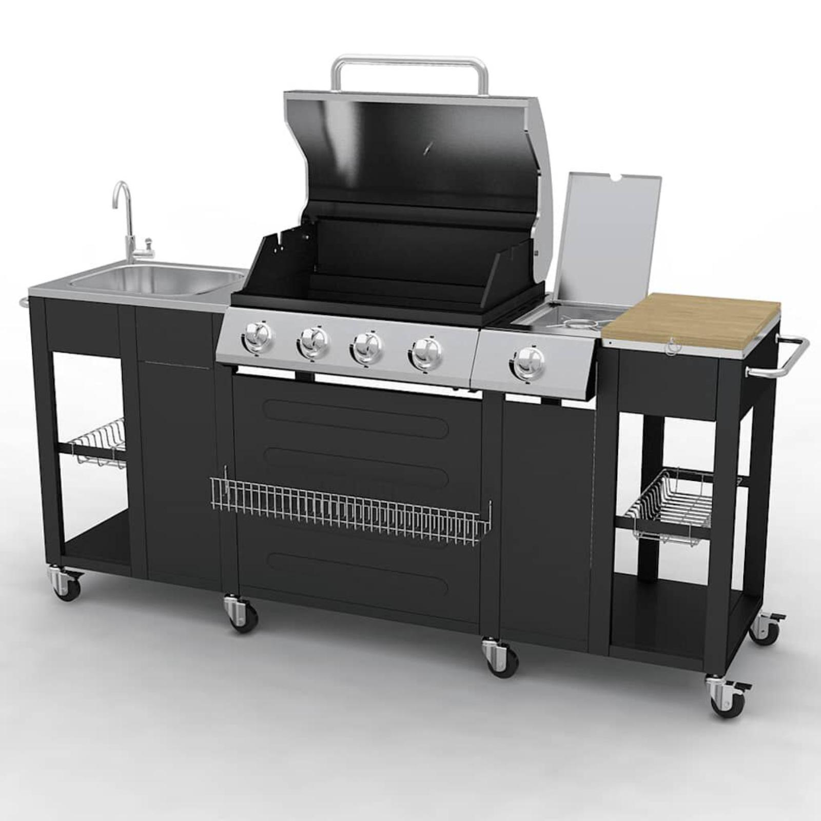 Outdoor-Küchenaufbau. Schwarzer und silberner Grill, Spüle, Seitenbrenner und Vorbereitungsbereich. Edelstahlakzente.