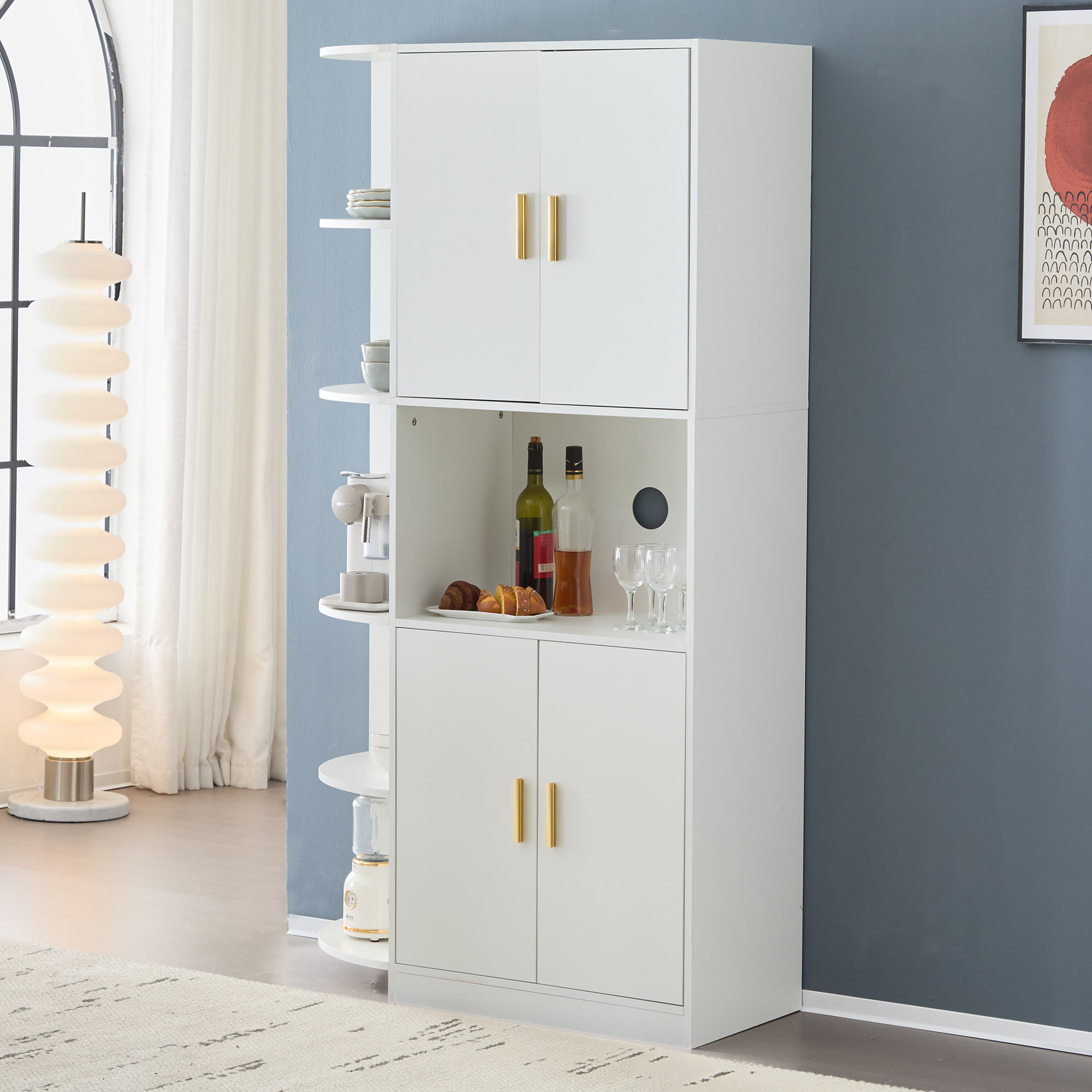 Weißer Schrank mit offenen Regalen, die Küchengeräte, Wein, Gläser und Lebensmittel zeigen.