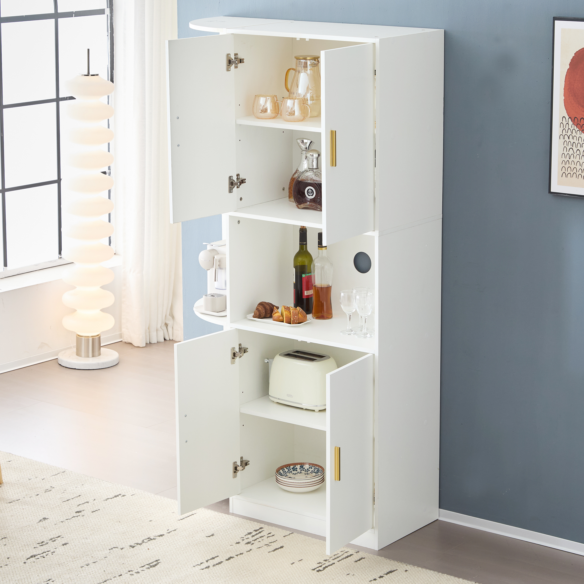 Weißer Schrank mit offenen Regalen, die Küchengeräte, Wein, Gläser und Lebensmittel zeigen.