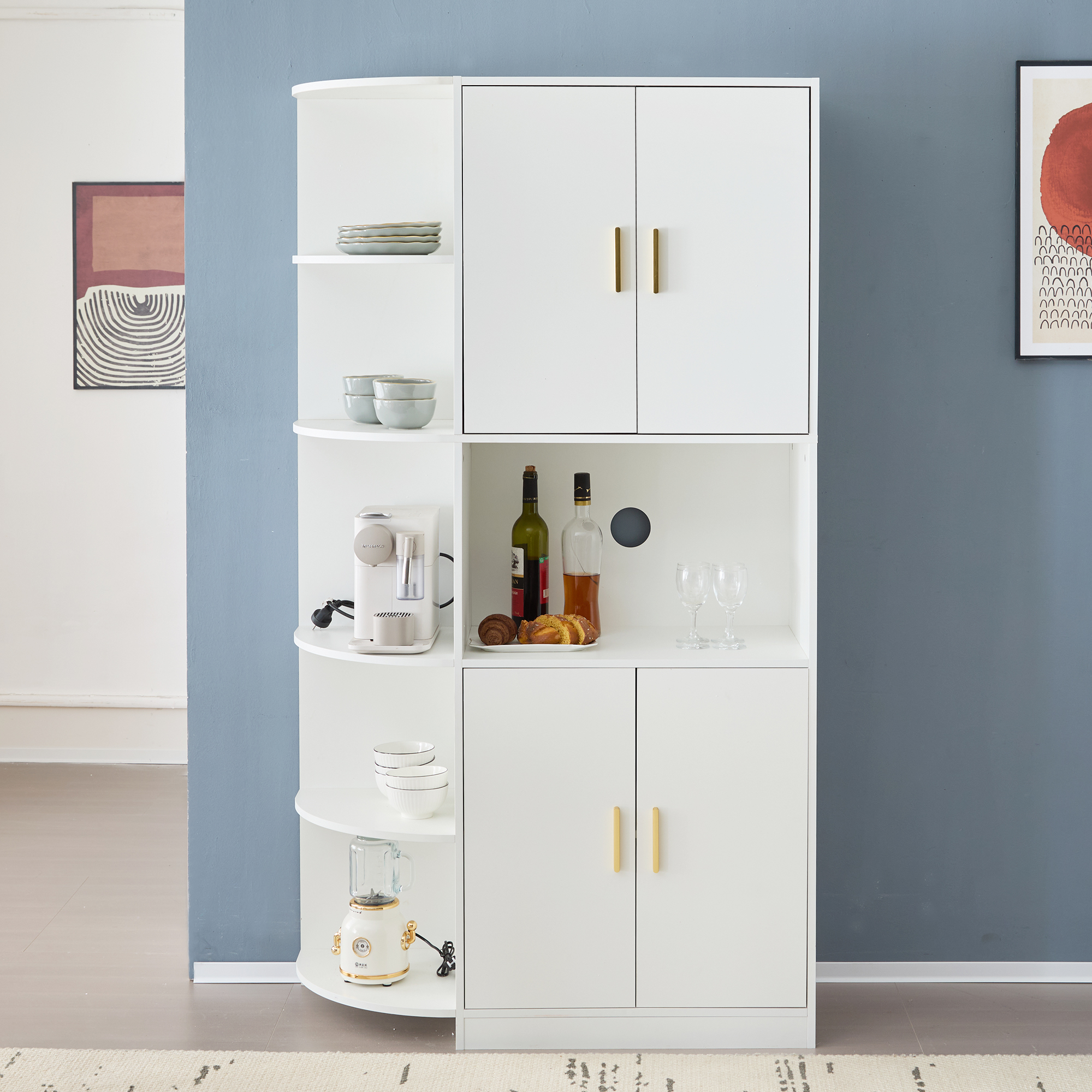 Weißer Schrank mit offenen Regalen, die Küchengeräte, Wein, Gläser und Lebensmittel zeigen.