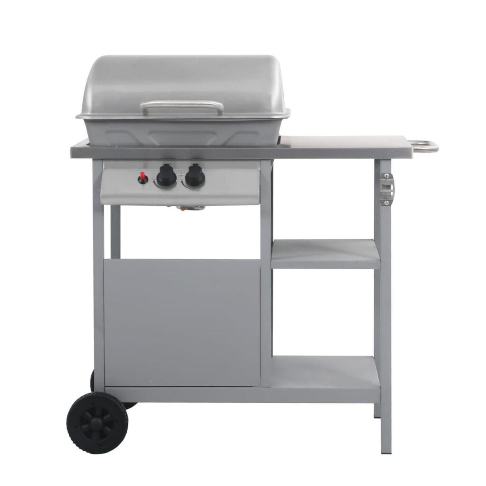 Grauer Grill mit geschlossenem Deckel, Tisch, Regalen und Rädern. Weißer Hintergrund.