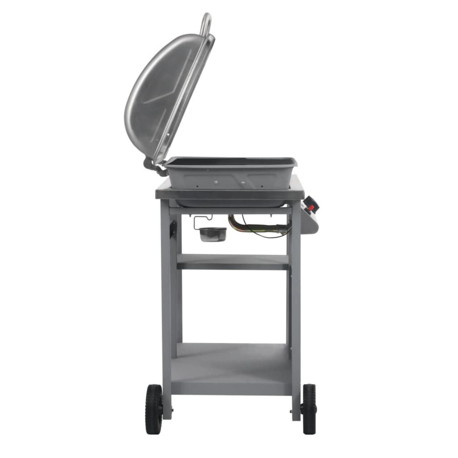 Seitenansicht des grauen Grills mit offenem Deckel. Isoliert auf Weiß.