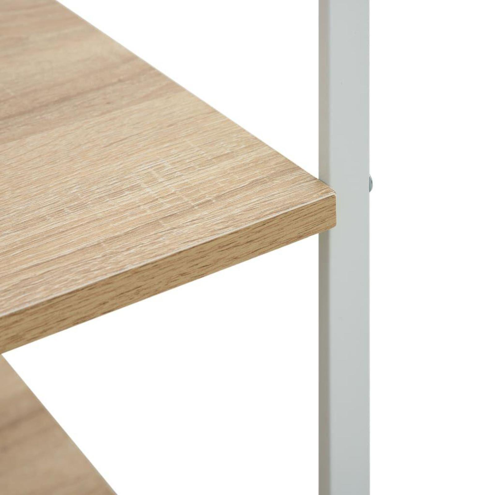 Nahaufnahme eines Holzregals mit weißer Metallstütze.