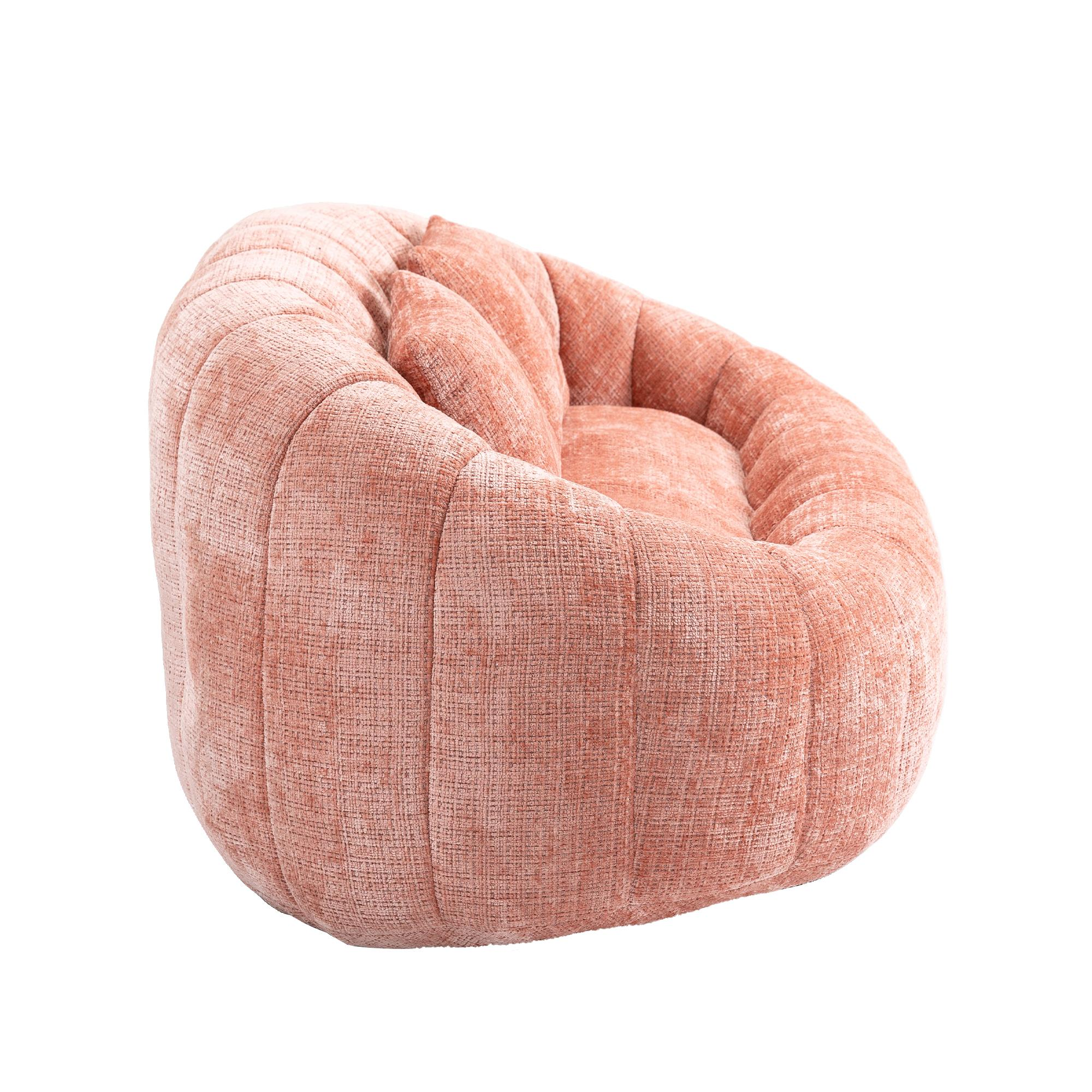 Rosa Stoffsofa mit Kissen, isoliert auf weißem Hintergrund.