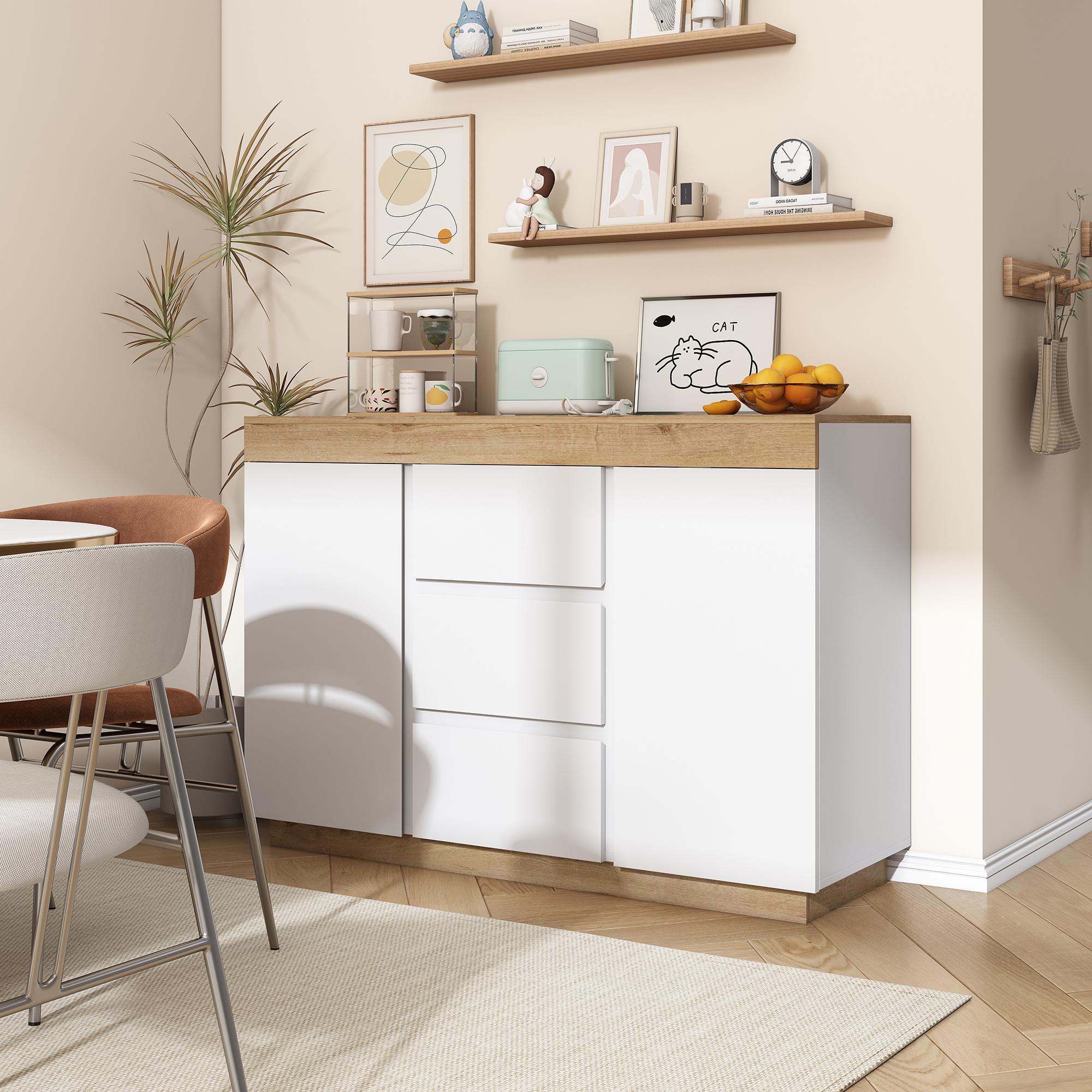 Ein weißes und hölzernes Sideboard mit Schubladen und offenen Schränken. Es gibt dekorative Gegenstände darauf.