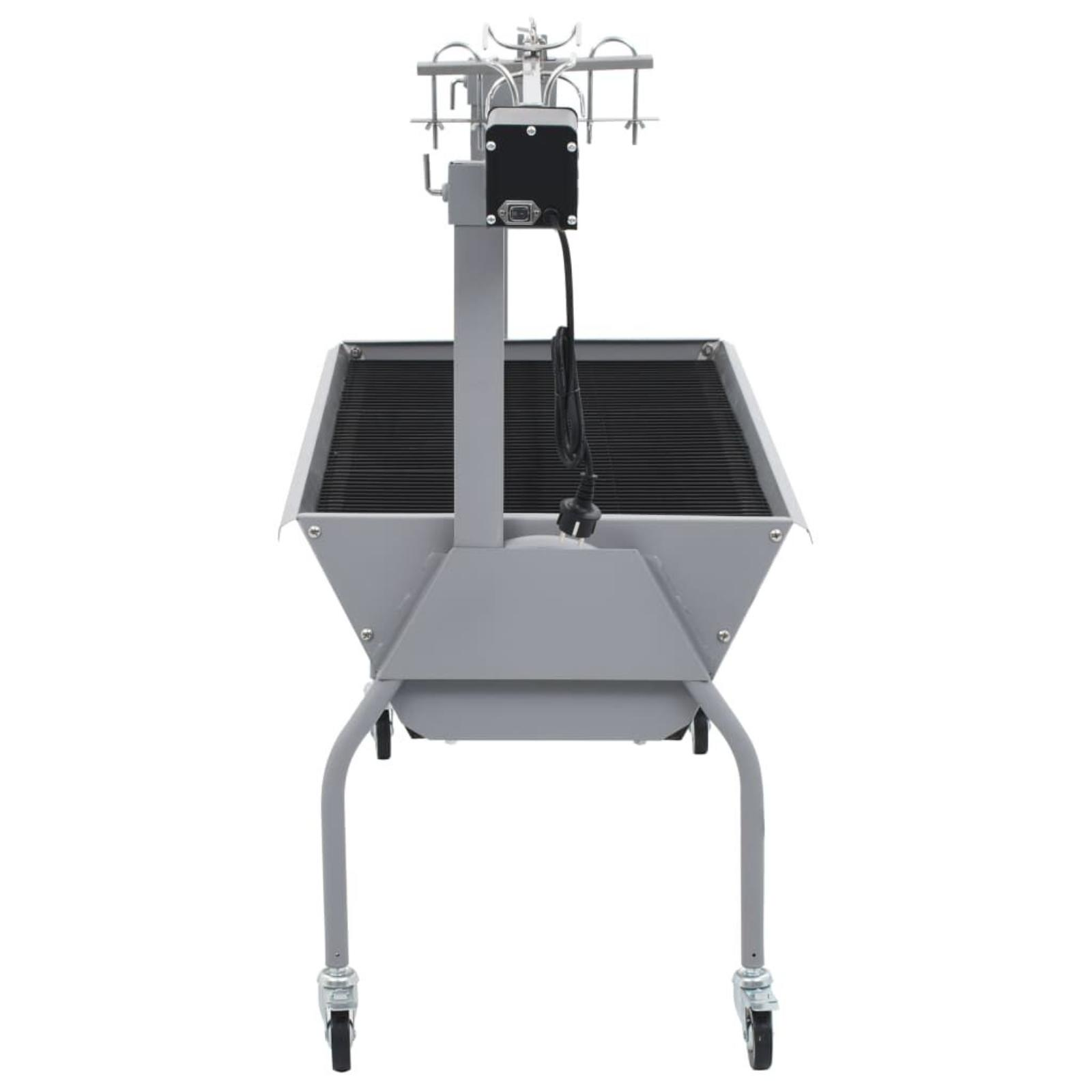 Ein Edelstahlgrill mit Drehspieß. Er steht auf Rädern und hat einen grauen Rahmen. Es ist draußen.
