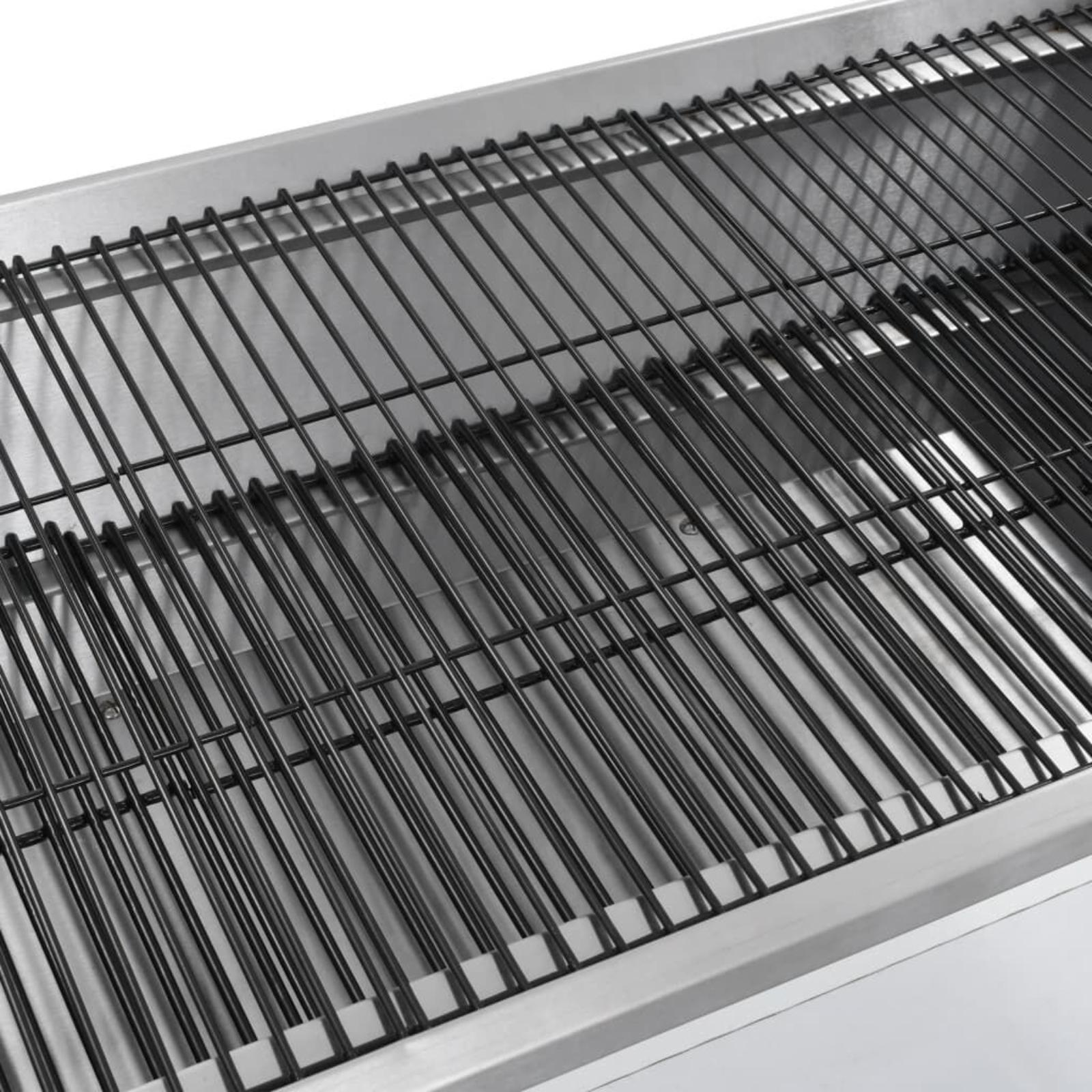 Nahaufnahme eines Edelstahl-Grillrosts. Der Rost besteht aus schwarzen Metallstäben.