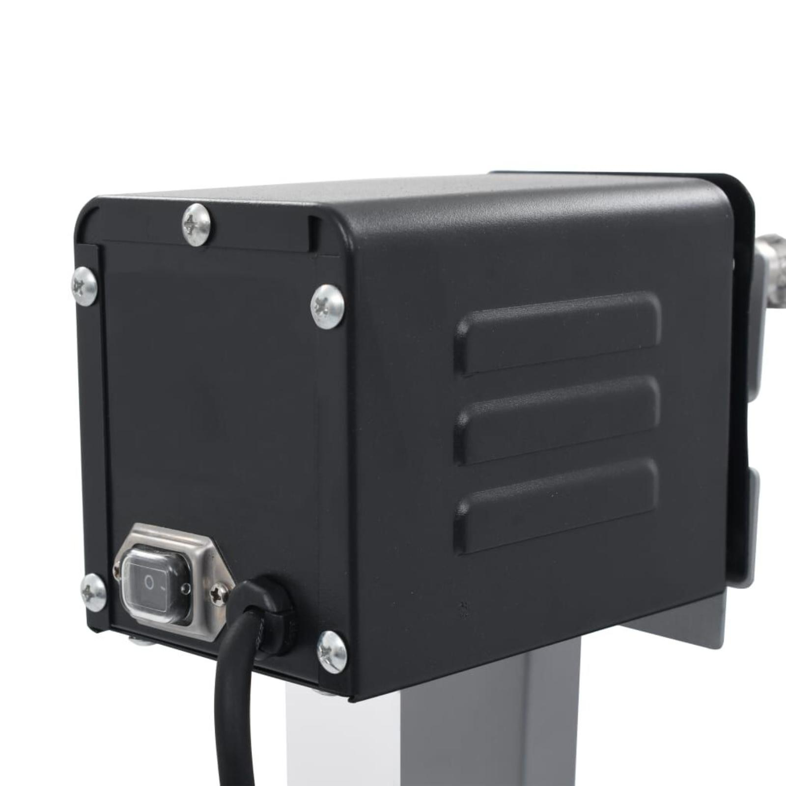 Nahaufnahme eines schwarzen Elektromotors. Er hat einen Netzschalter und einen Stecker.