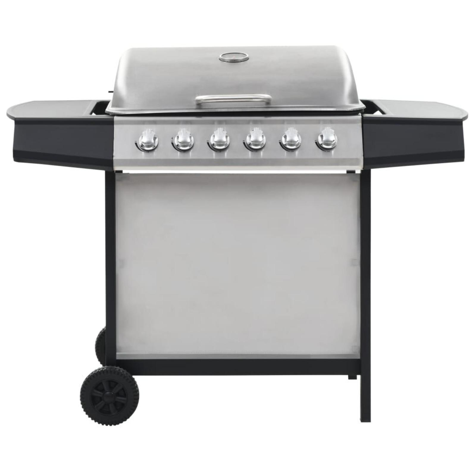 Ein Edelstahlgrill auf einem schwarzen Wagen mit Rädern. Er hat fünf Knöpfe und einen Deckel.