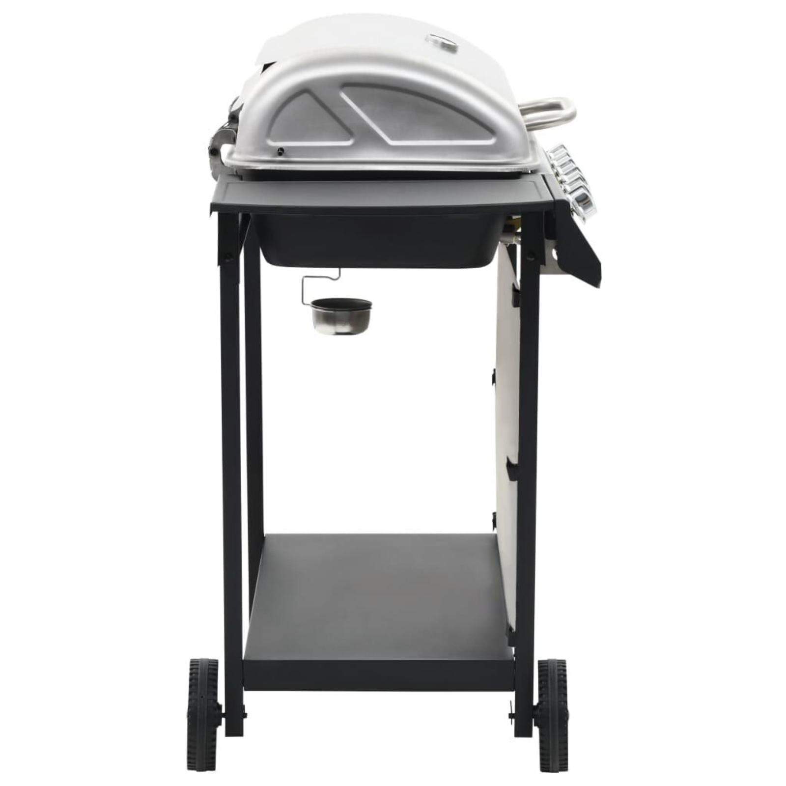Seitenansicht eines schwarzen Grills mit silbernem Oberteil, schwarzem Wagen und Rädern. Eine Metallschüssel hängt an der Seite.
