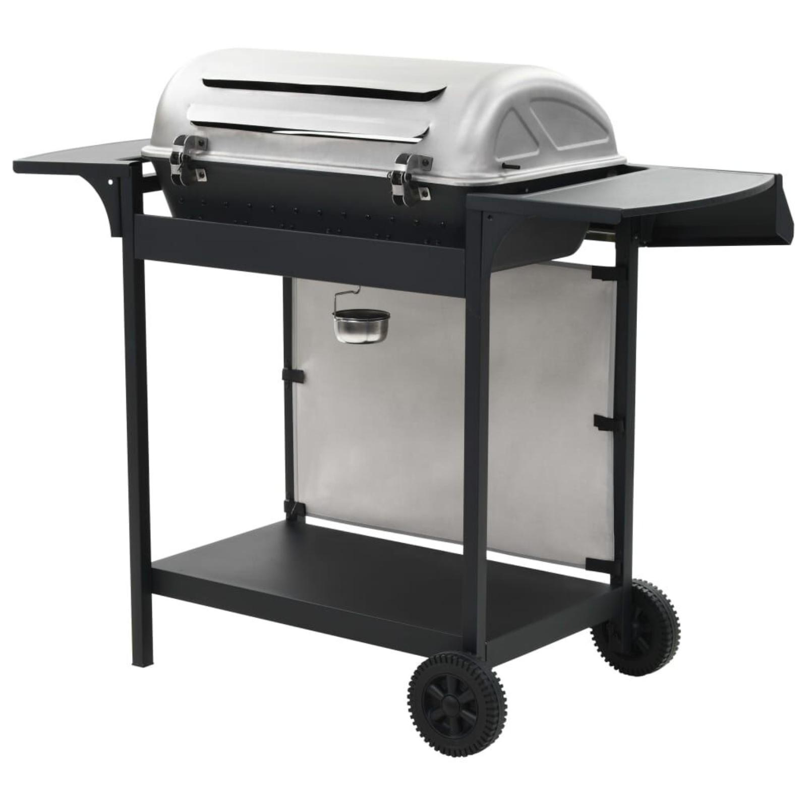 Schwarzer Grill mit Edelstahl-Deckel und Seitenablagen. Räder für Mobilität.