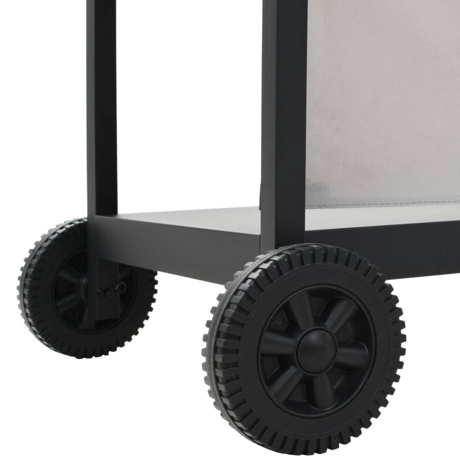 Nahaufnahme von schwarzen Rädern an einem Grill. Die Räder sind solide und robust.