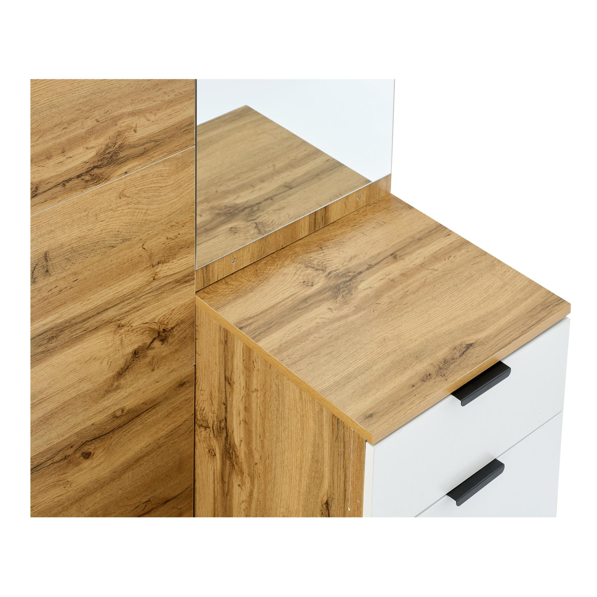 Holzkommode mit Spiegel. Braune Holzmaserung, weiße Schubladen, schwarze Griffe. Spiegel reflektiert Licht. Isoliert auf Weiß.