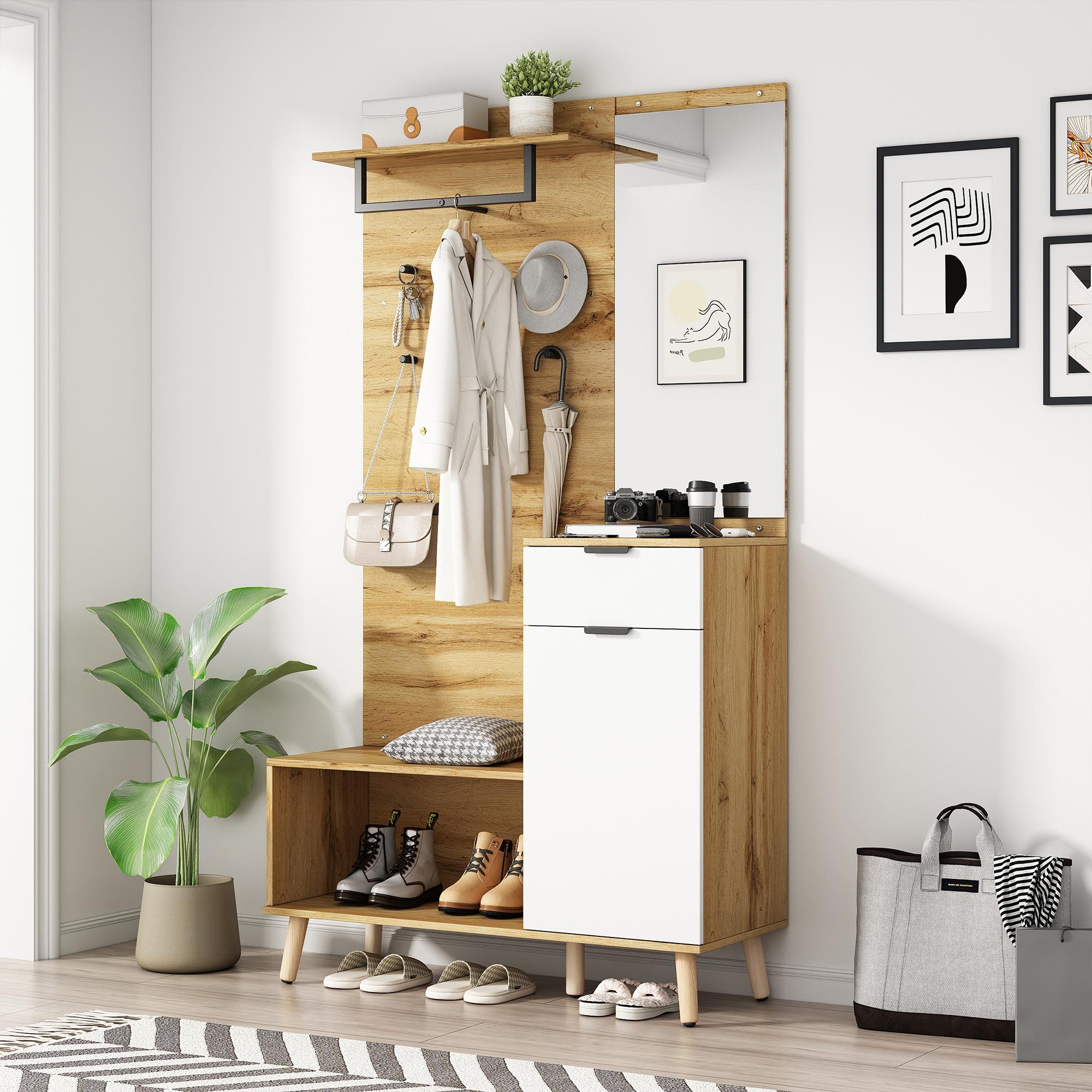 Flurmöbel. Garderobe, Spiegel, Schuhaufbewahrung und Dekorationsartikel. Modernes Design in hellem Raum.