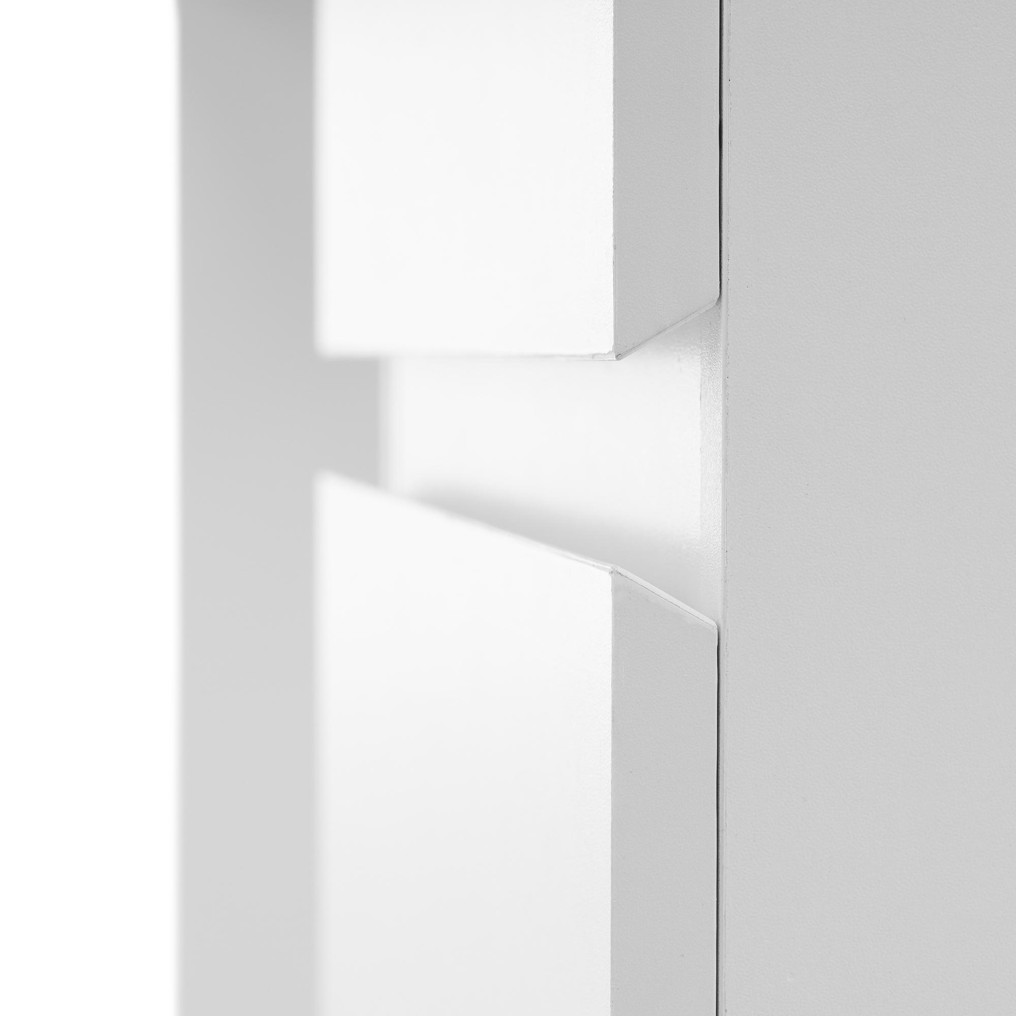 Detail der weißen Schreibtischseite. Kanten und Schatten. Modernes Design. Minimalistischer Stil.