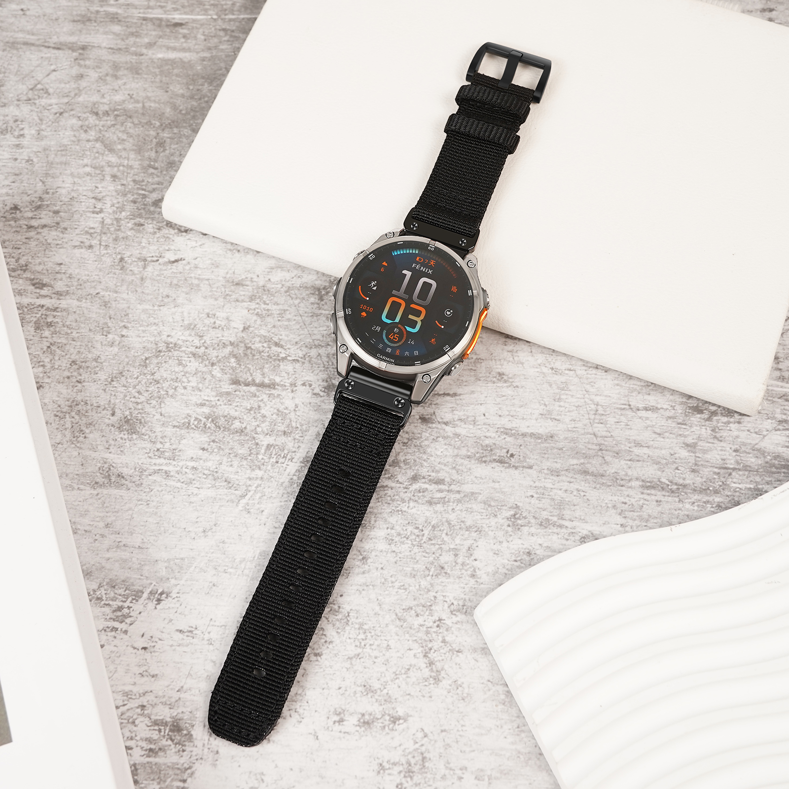 Smartwatch mit schwarzem Armband. Grauer Hintergrund. Digitales Display.