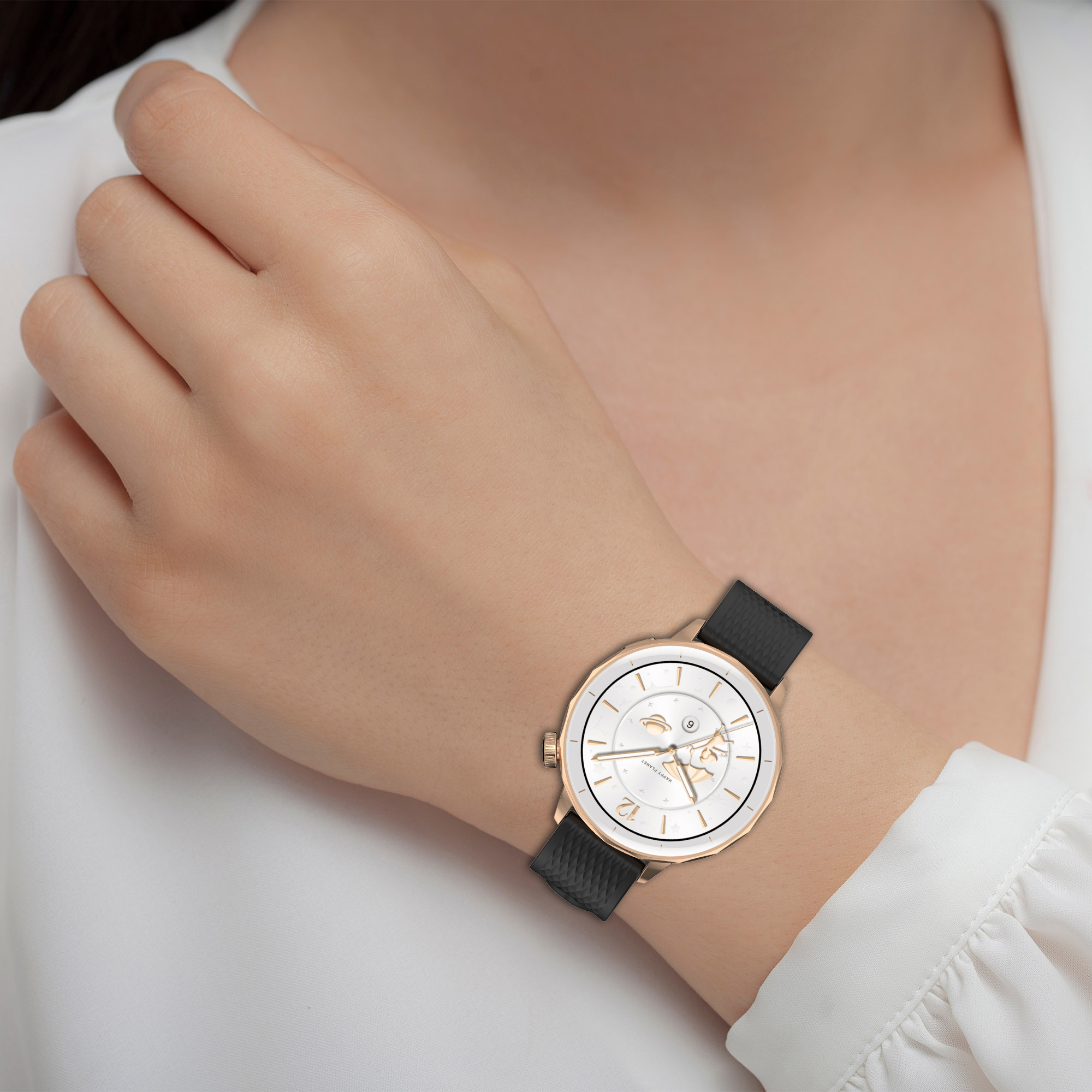 Polso con orologio oro e cinturino nero. Mano di donna.