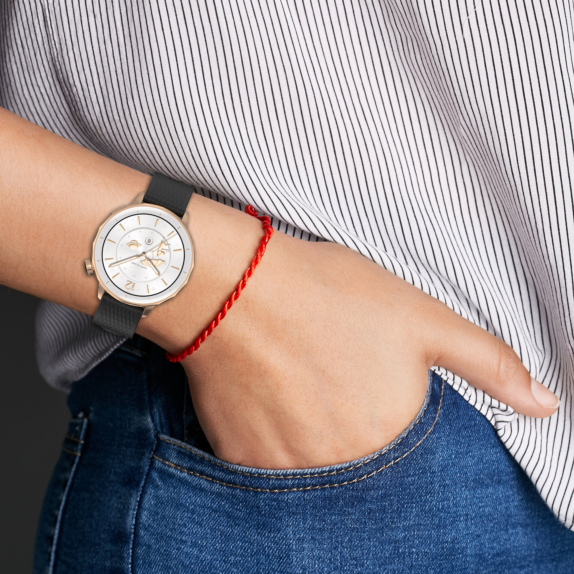 Polso con orologio oro e cinturino nero. Braccialetto rosso.