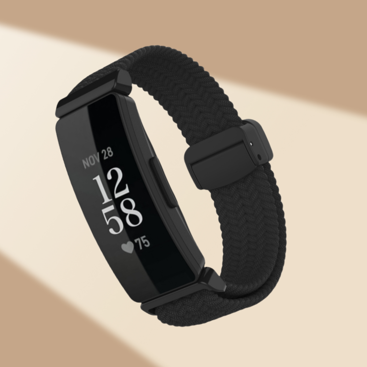 Schwarzer Fitnesstracker mit geflochtenem schwarzen Band. Anzeige zeigt Datum, Uhrzeit und Herzfrequenz.