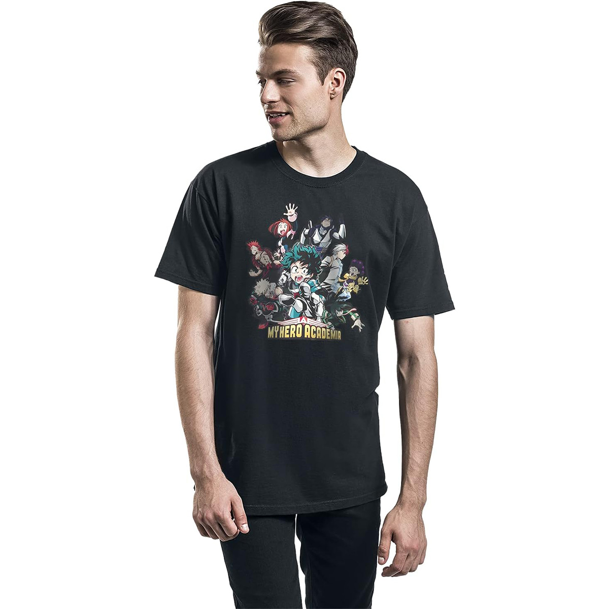 Mann trägt ein schwarzes My Hero Academia T-Shirt mit Cartoon-Figuren.